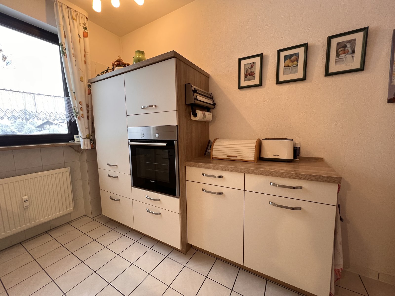 Hochwertige Einbauküche mit integriertem Backofen und praktischem Stauraum