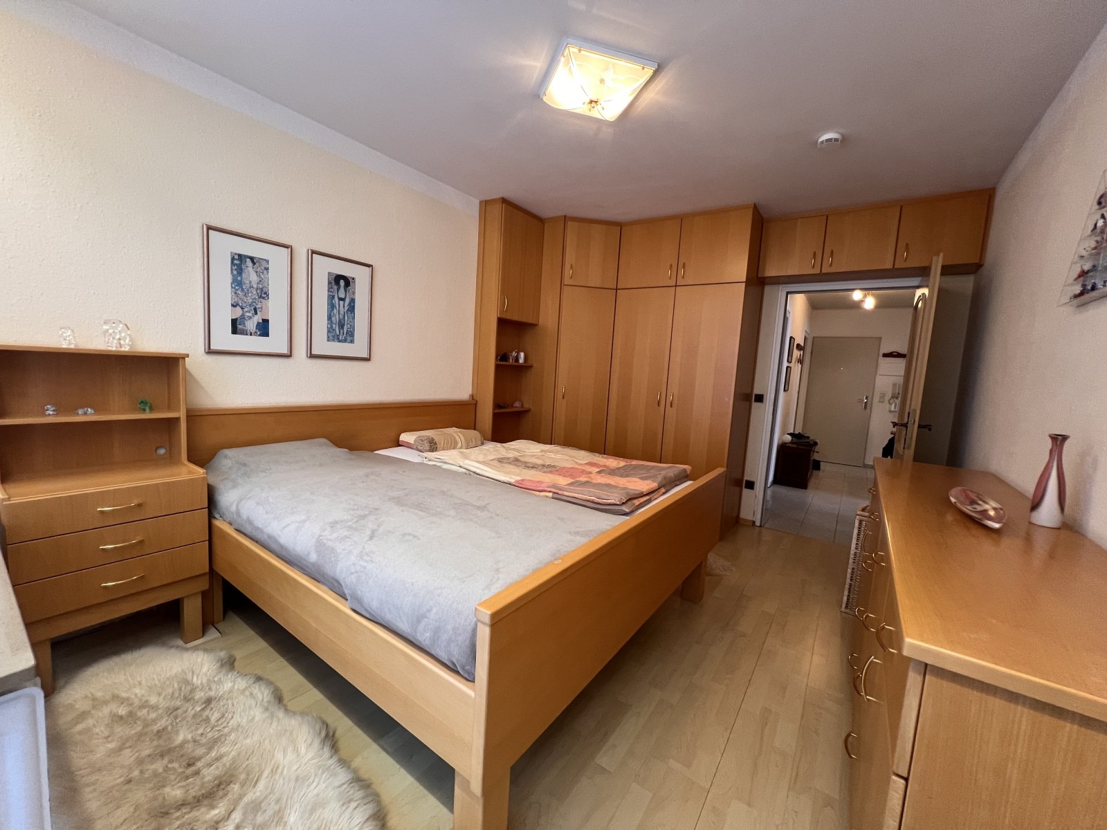 Geräumiges Schlafzimmer mit maßgeschneiderten Einbauschränken und durchdachter Raumaufteilung