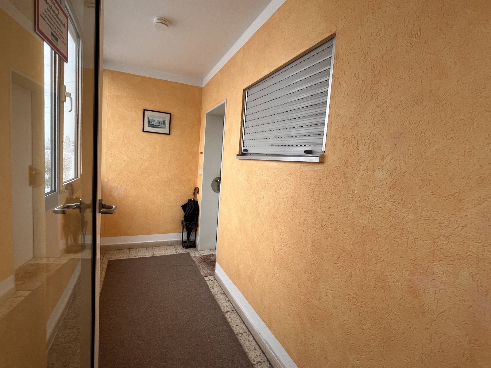 Heller Eingangsbereich mit praktischem Stauraum und durchdachter Raumaufteilung