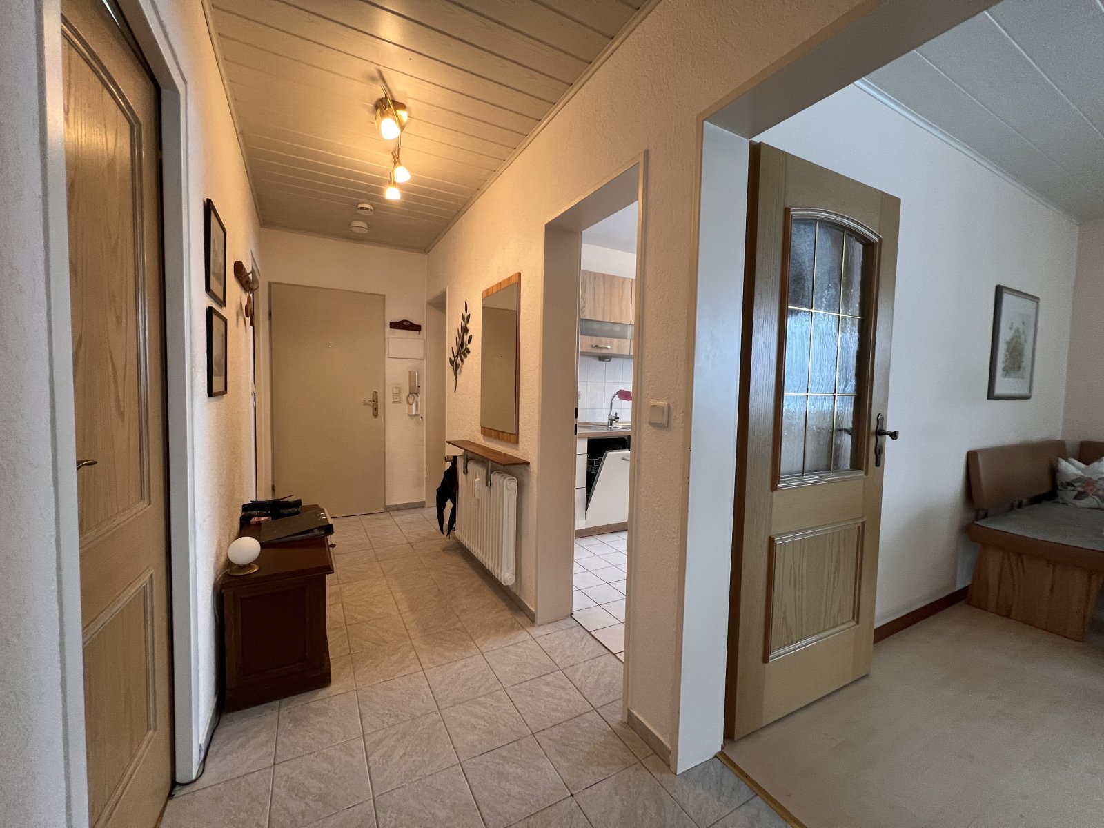 Heller Eingangsbereich mit praktischem Stauraum und direktem Zugang zur Küche