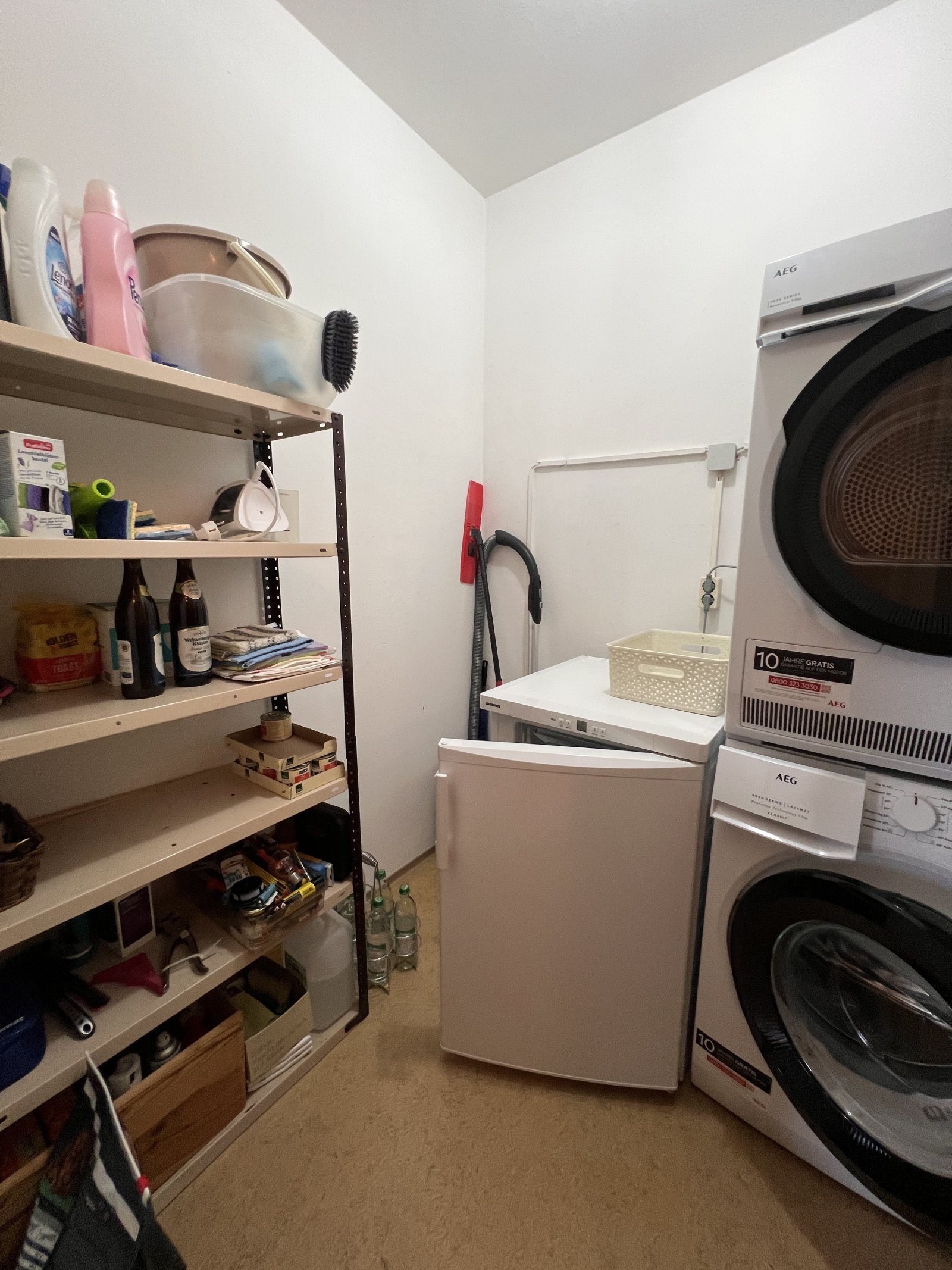 Geräumiger Hauswirtschaftsraum mit durchdachter Stauraumlösung und praktischen Gerätebereitstellung