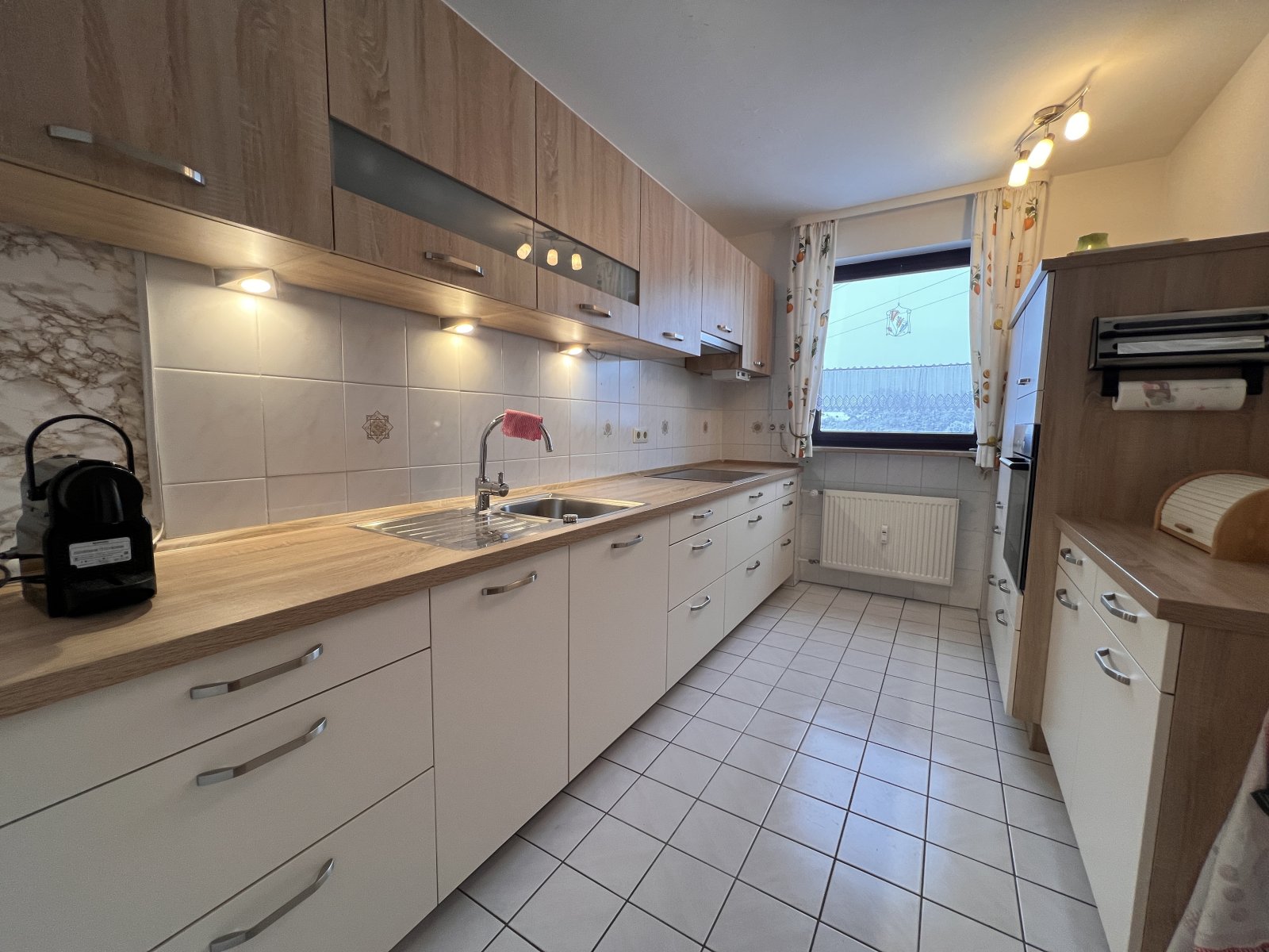 Geräumige Küche mit durchdachter Stauraumaufteilung und moderner Ausstattung