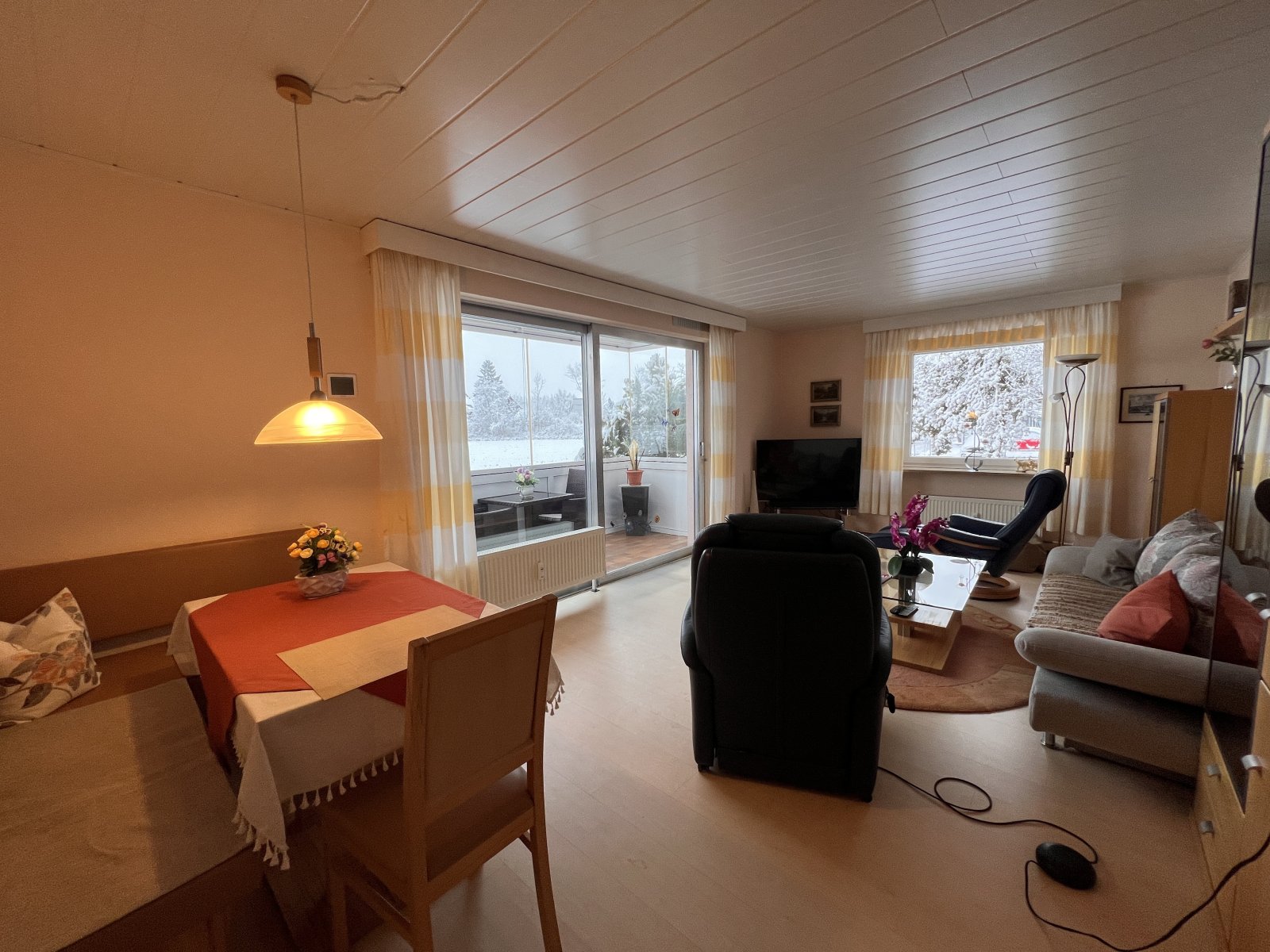 Helle, großzügige Wohnlandschaft mit Balkonzugang und durchdachter Raumaufteilung