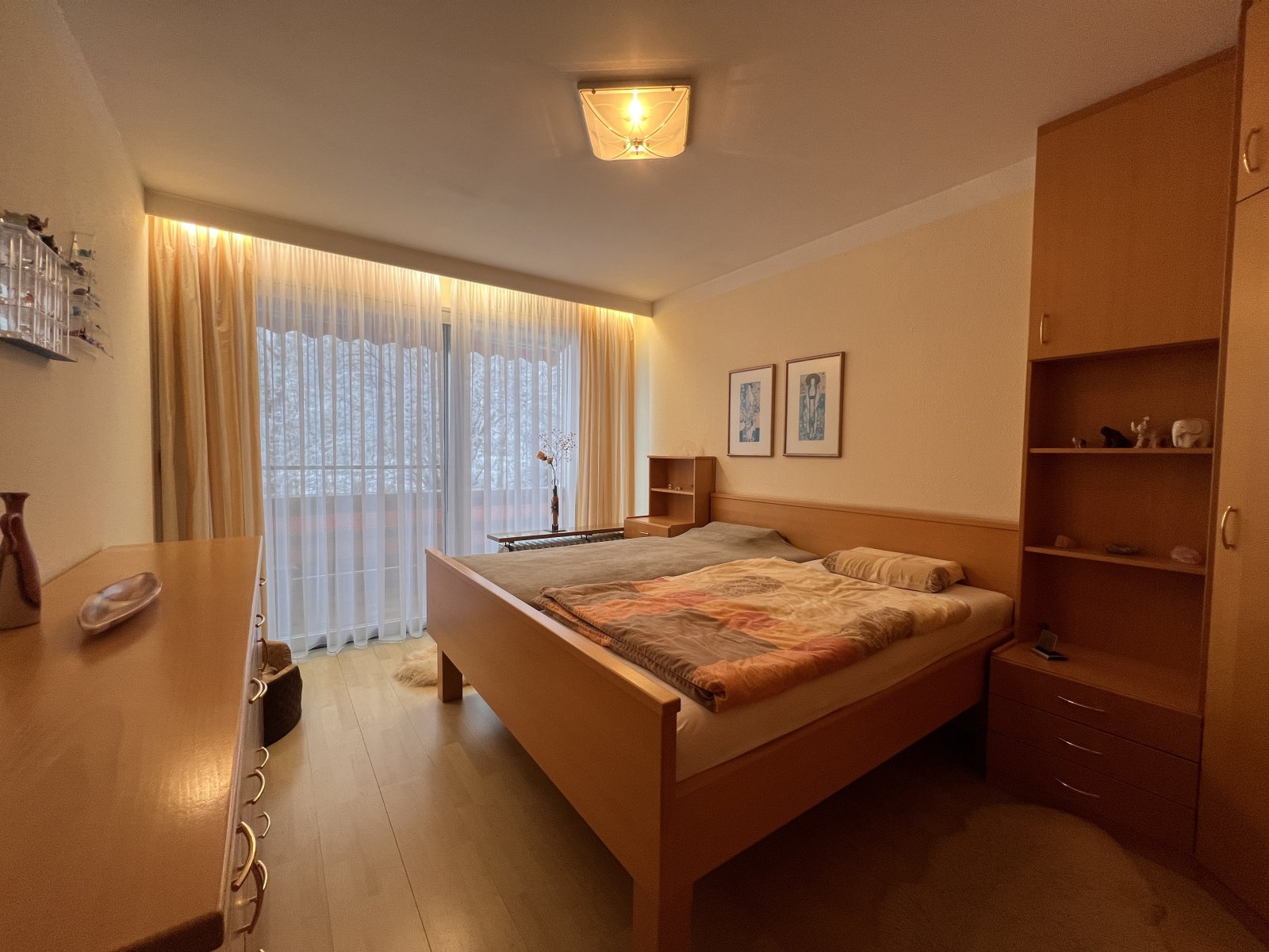 Helles Schlafzimmer mit durchdachter Raumaufteilung und großzügigem Balkonzugang