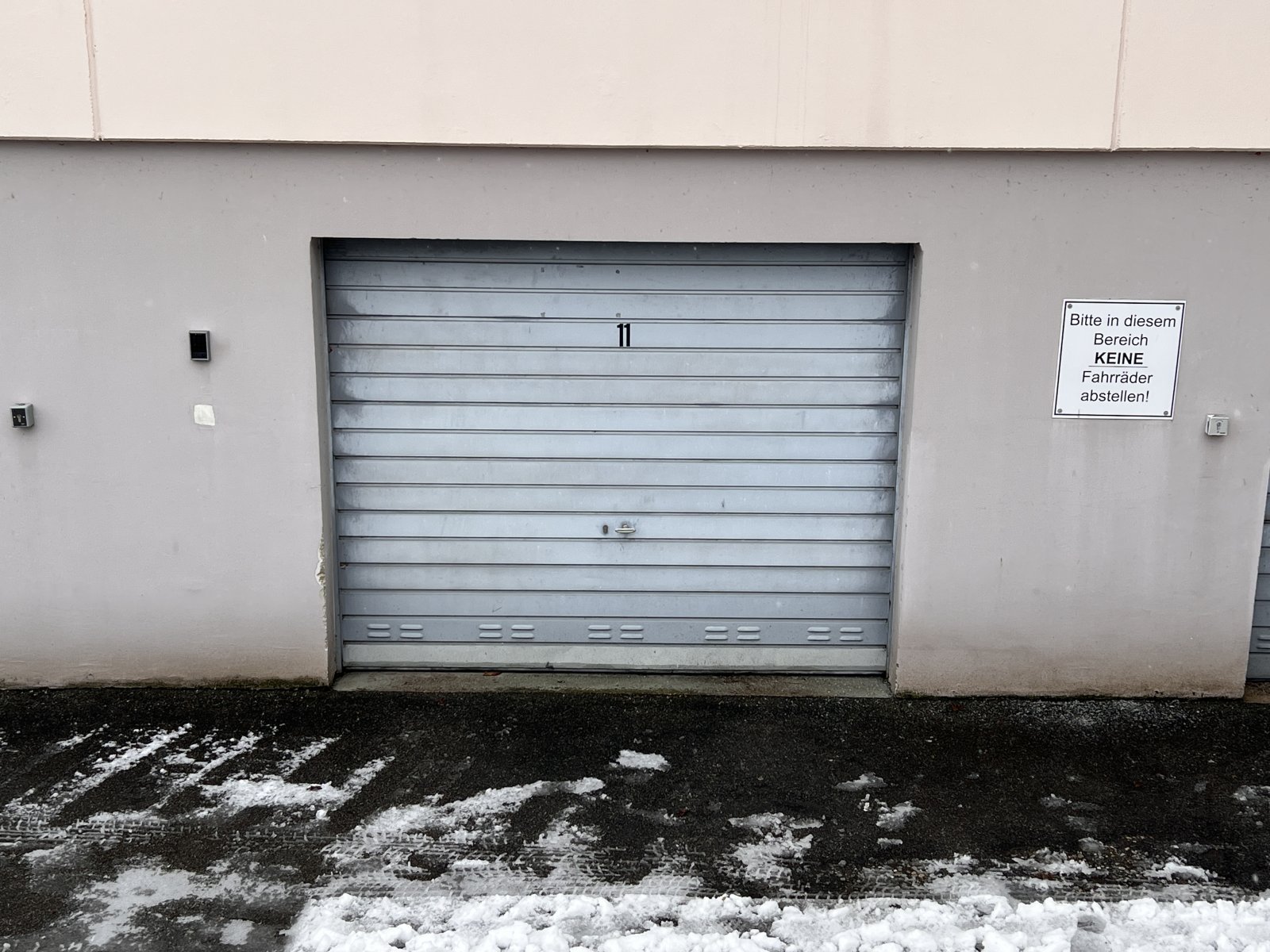 Geräumige Garage mit praktischem Sektionaltor