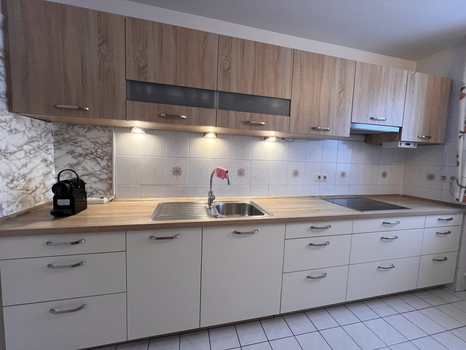 Geräumige Küchenzeile mit durchdachter Stauraumaufteilung und moderner Ausstattung