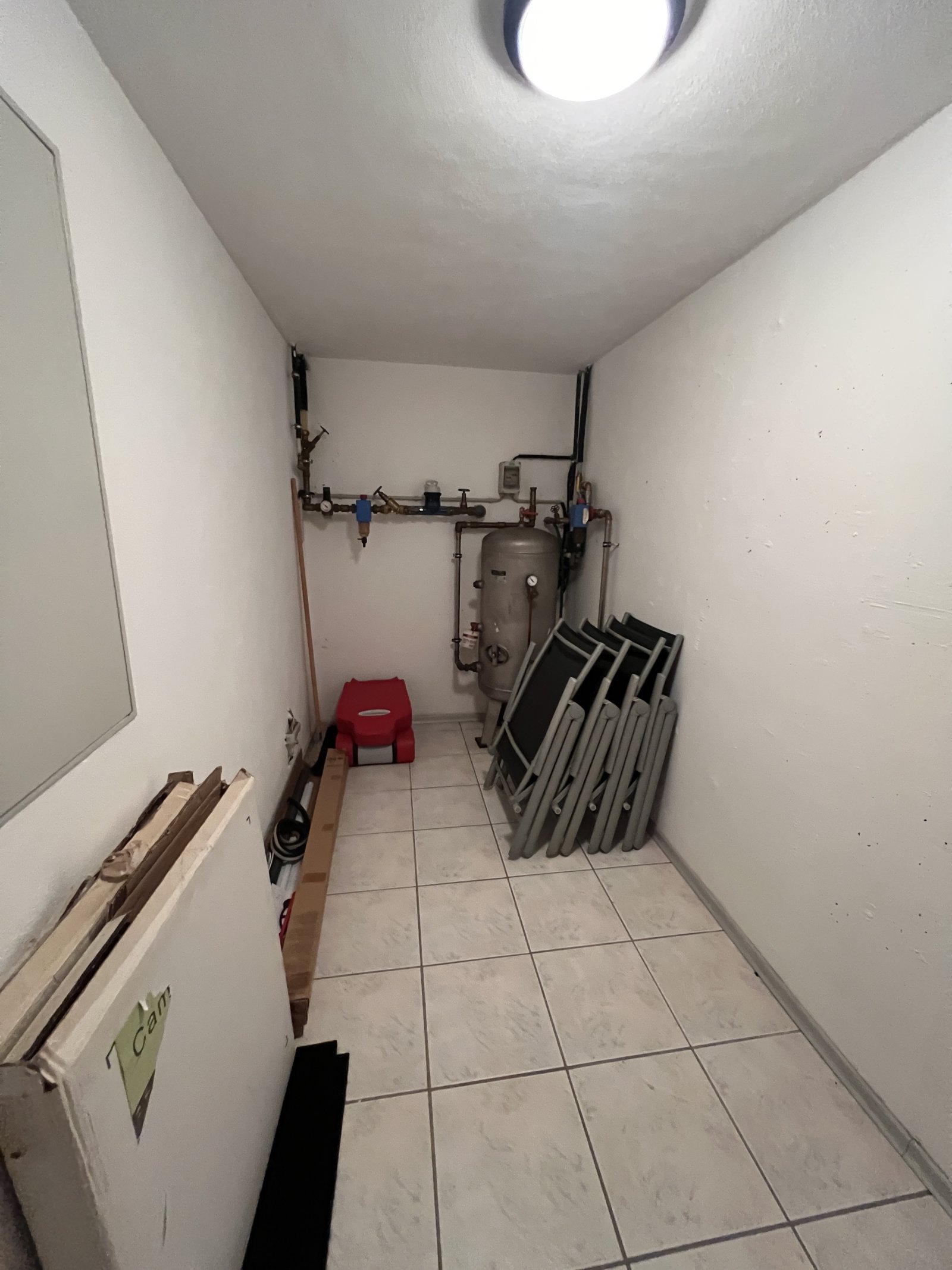 Kleiner Abstellraum mit durchdachter Raumnutzung und praktischen fest verbauten Elementen