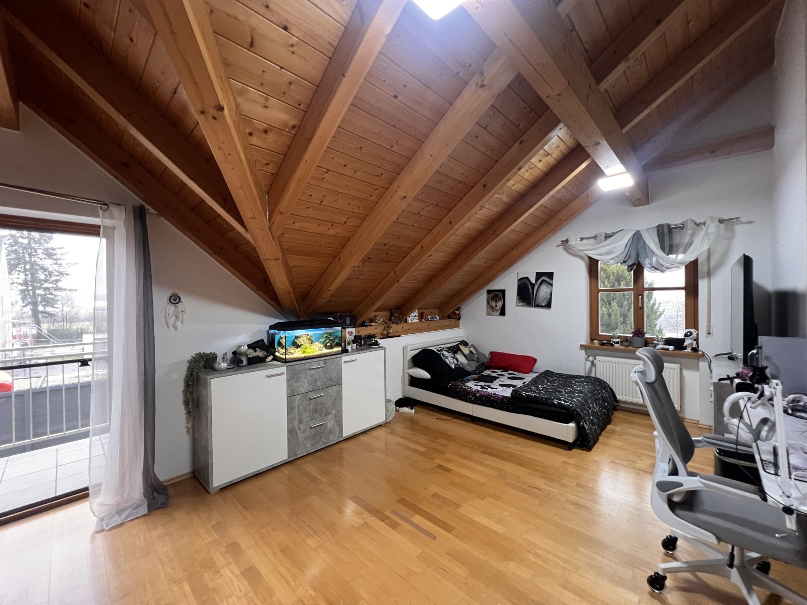 Gemütliches Schlafzimmer mit Dachschräge und durchdachter Raumaufteilung