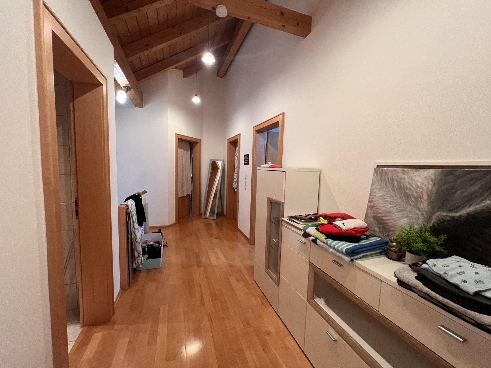 Heller Flur mit durchdachter Raumaufteilung und fest verbauten Stauraumlösungen