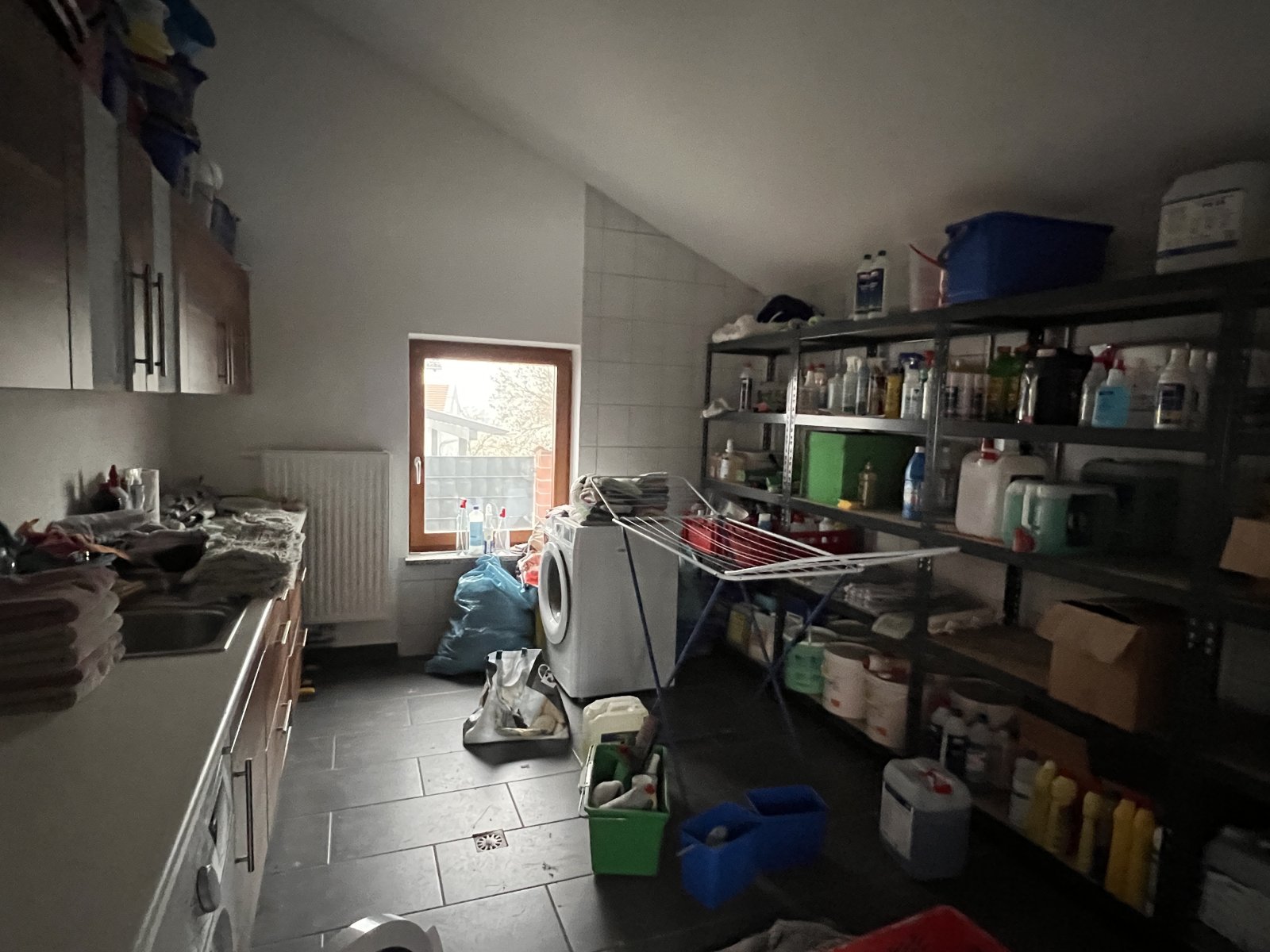 Geräuschvoller Hauswirtschaftsraum mit viel Stauraum und Waschmaschine