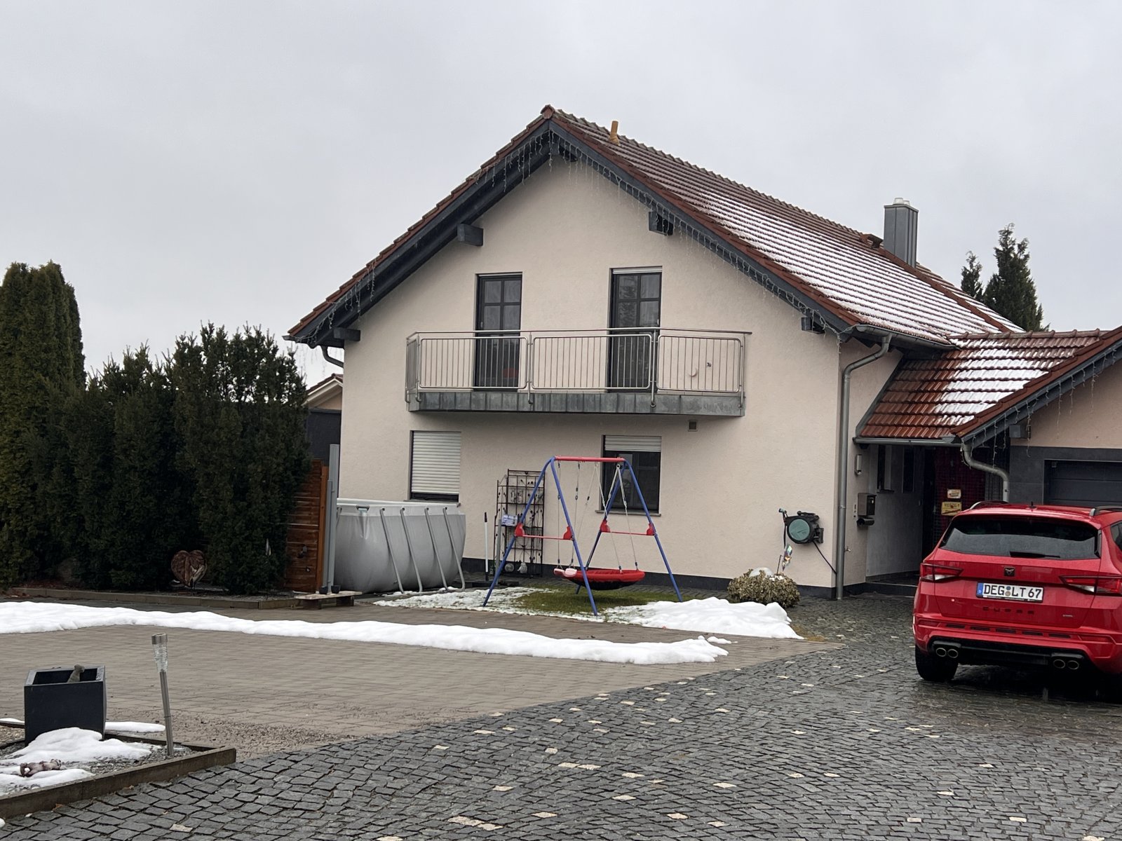 Geräumige Doppelhaushälfte mit Balkon, Carport und großem Gartenbereich