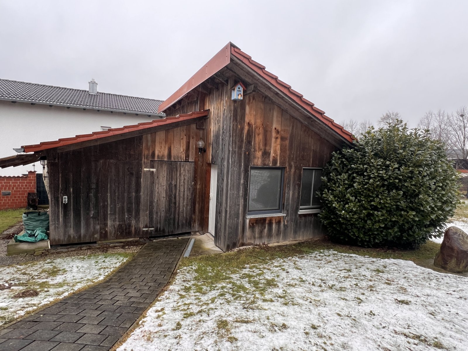 Gemütliches Holzhaus mit durchdachter Raumaufteilung und großem Gartenbereich