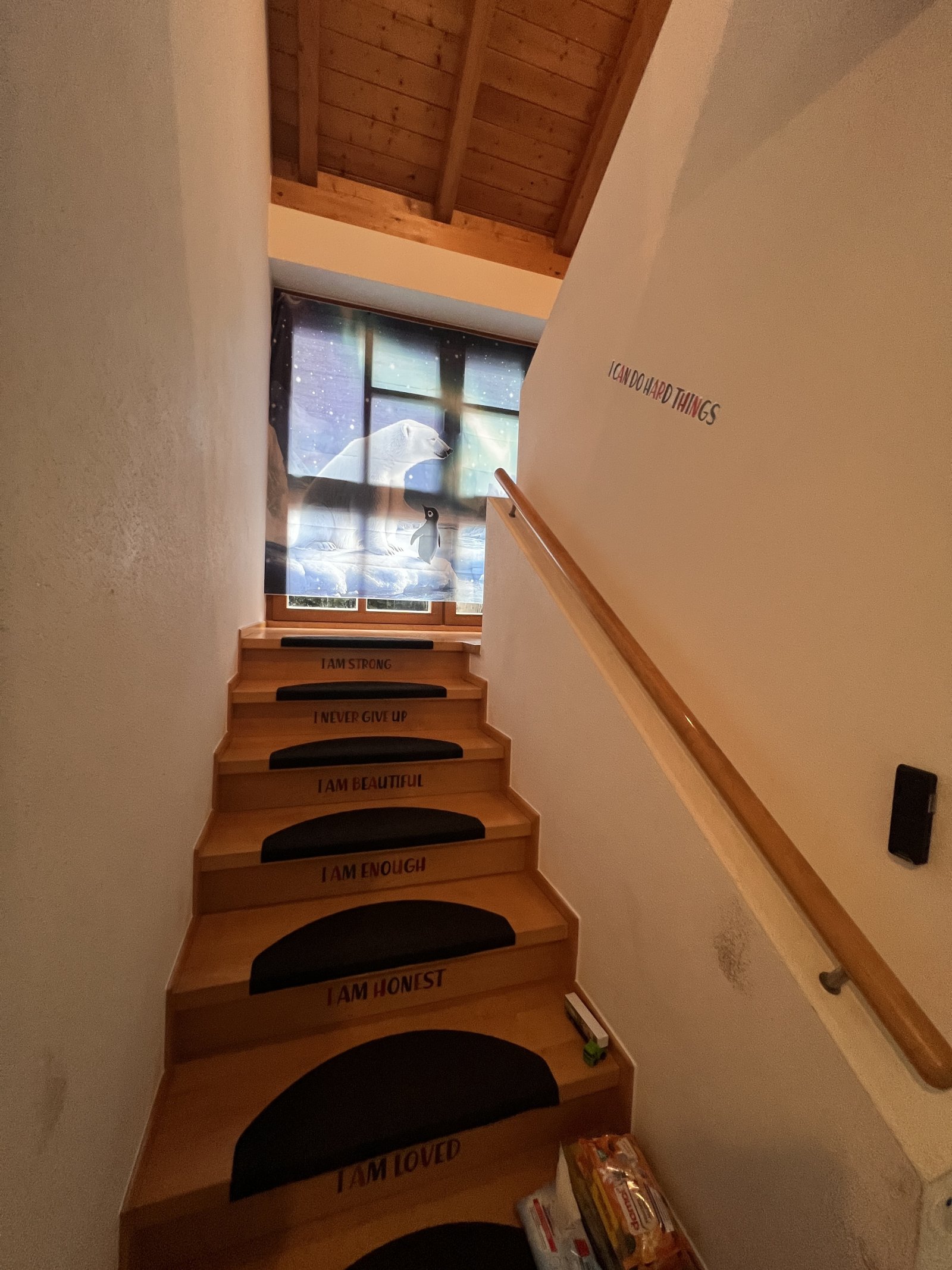 Durchdachte Raumaufteilung mit motivierenden Sprüchen auf den Stufen