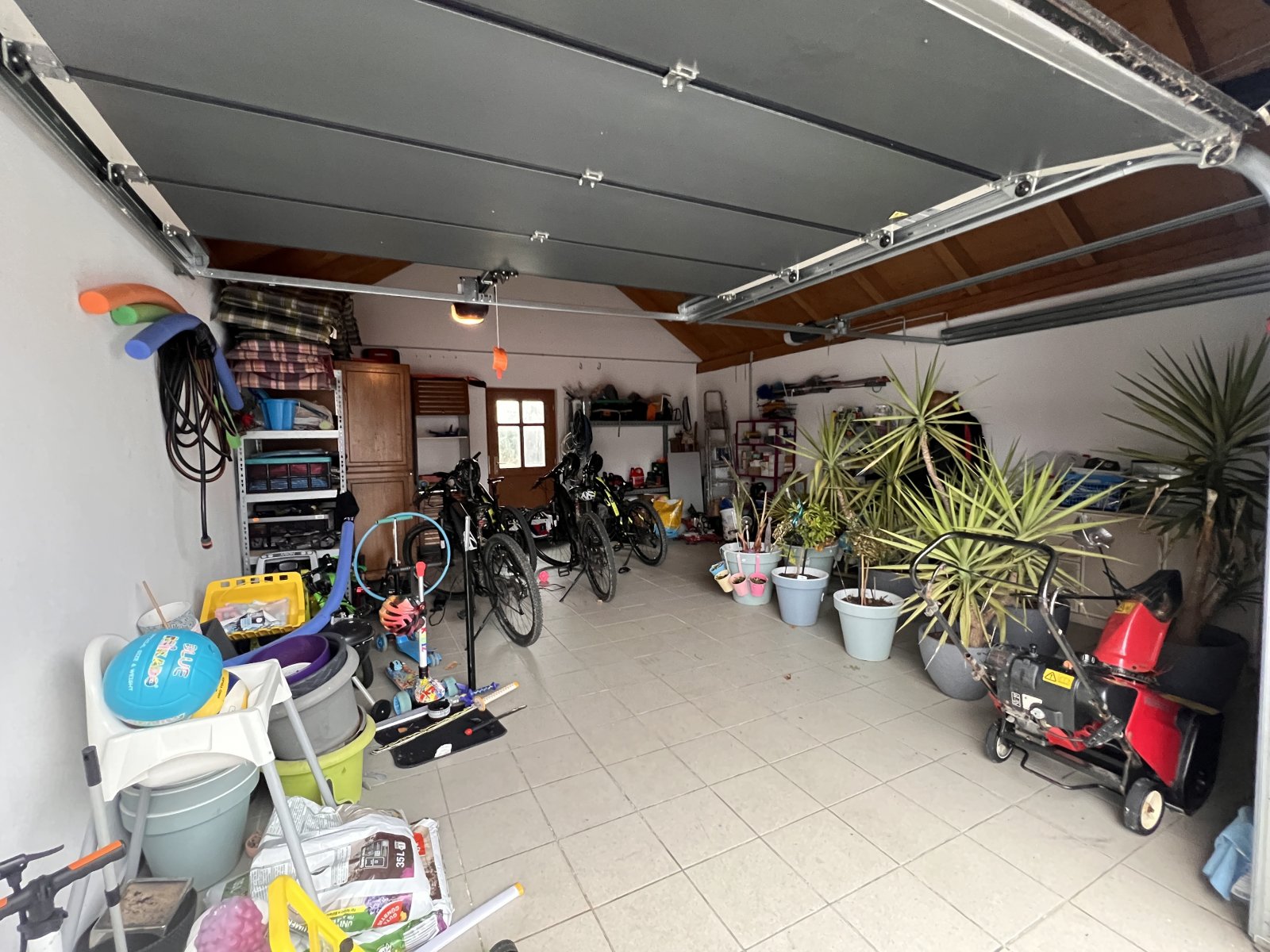 Vielseitiger Hobbyraum mit durchdachter Raumaufteilung und fest verbauten Stauraumlösungen