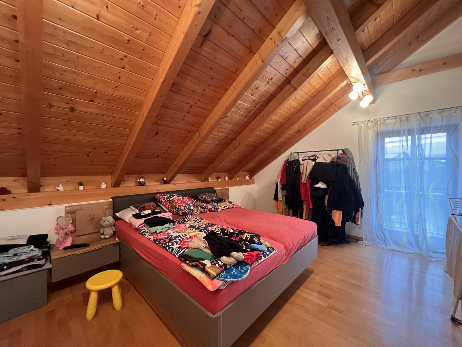 Gemütliches Schlafzimmer mit durchdachter Raumaufteilung und viel Stauraum