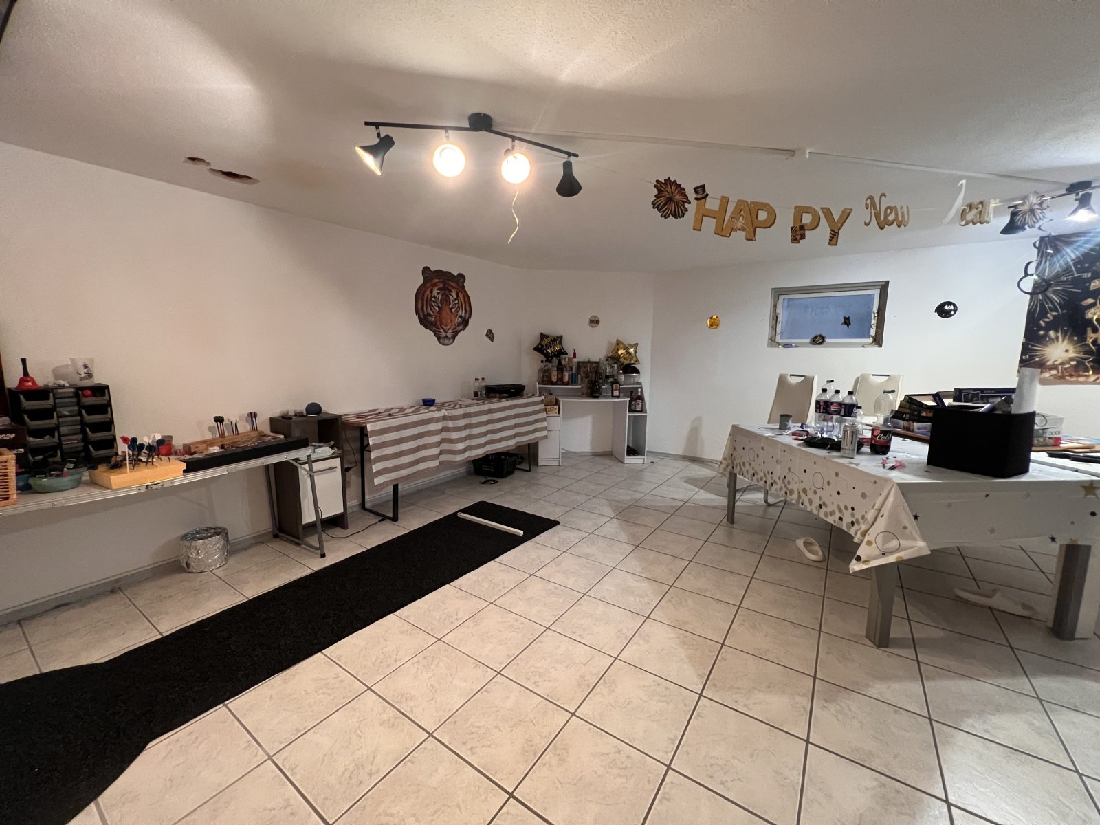 Großzügiger Partyraum mit durchdachter Raumaufteilung und fest verbauten Extras