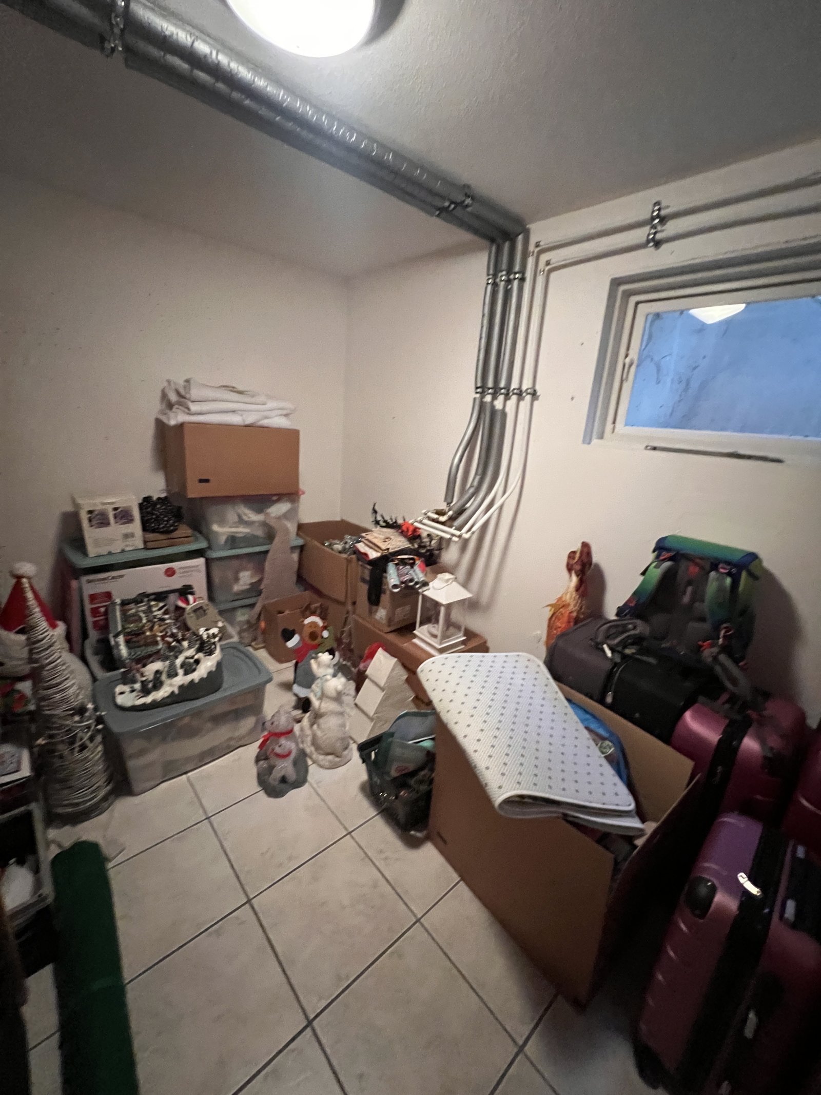 Geräumiger Abstellraum mit durchdachter Stauraumlösung