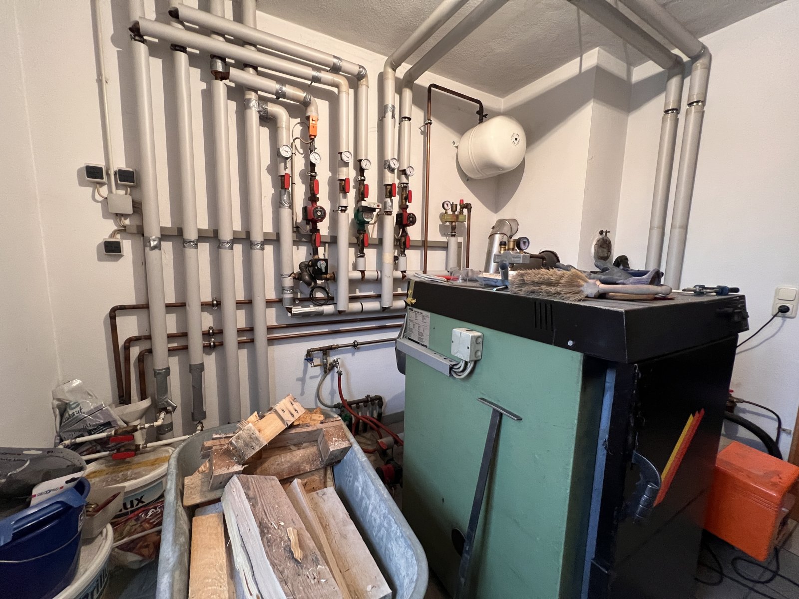 Effizientes Heizungs- und Versorgungssystem mit durchdachter Rohrinstallation