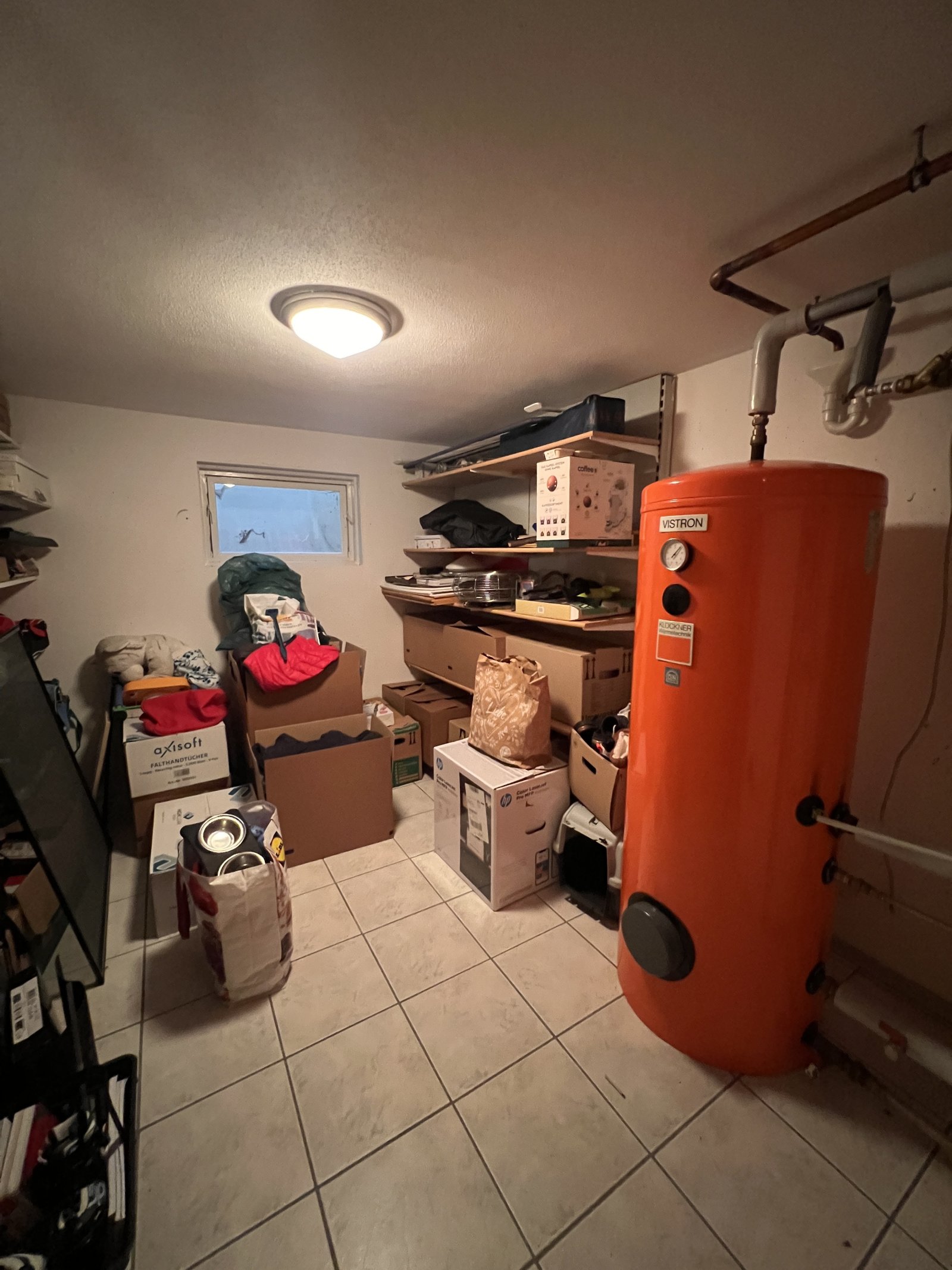 Geräumiger Abstellraum mit durchdachter Lagerfläche und fest verbauten Heizungs- und Wasseranschlüssen