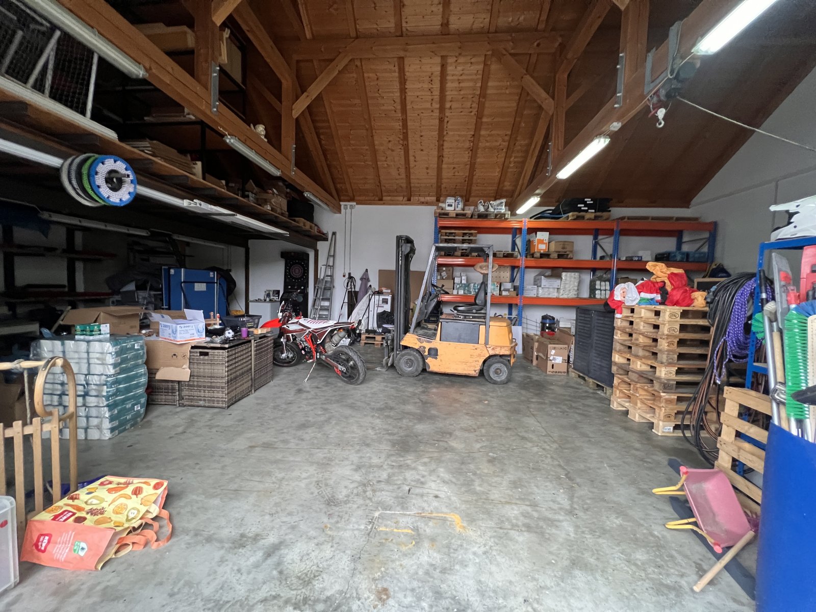 Geräumiger Lagerraum mit durchdachter Stauraumlösung und vielseitigen Ablagemöglichkeiten