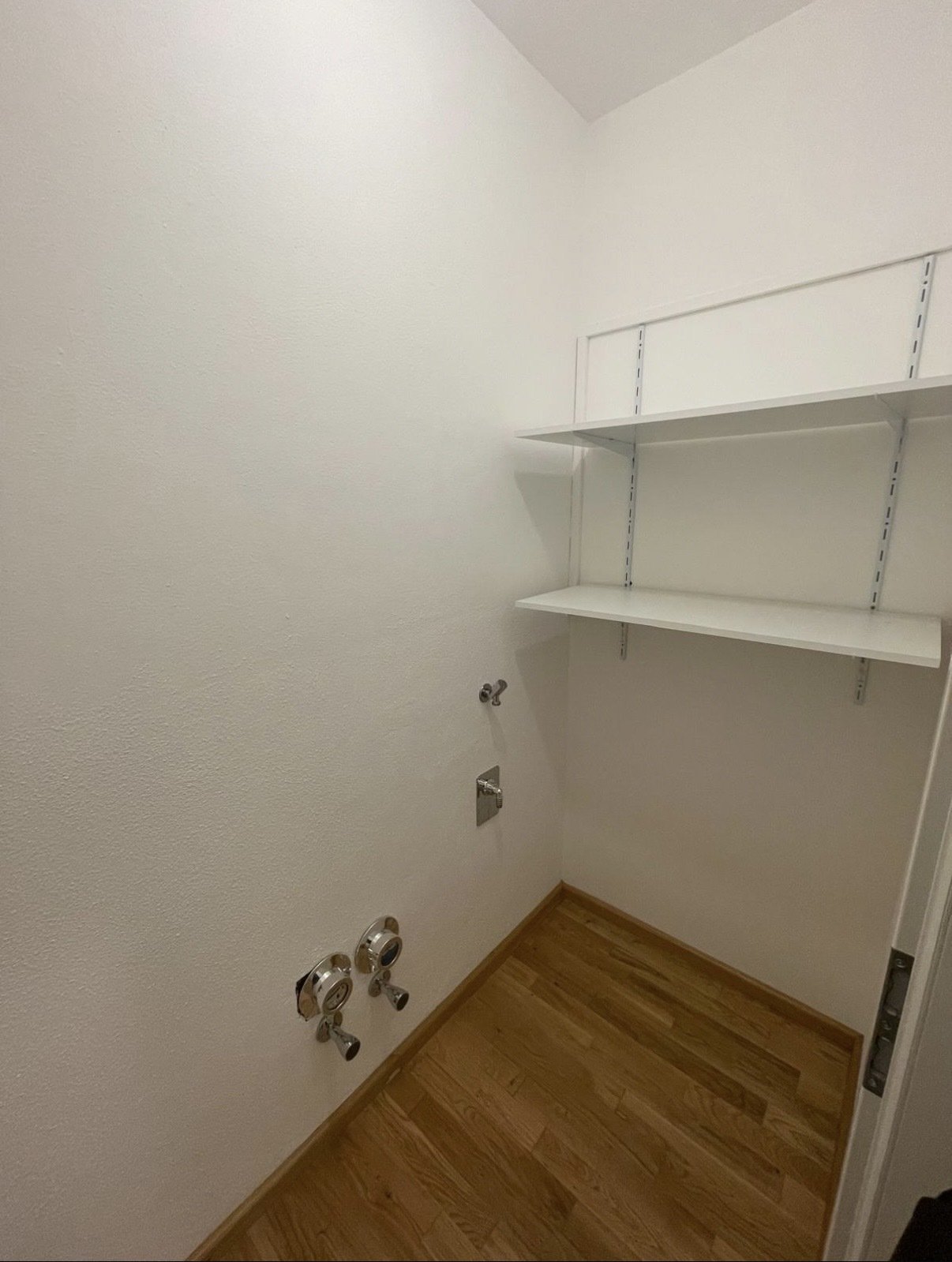 Praktischer Abstellraum mit intelligenter Regalsystem-Lösung