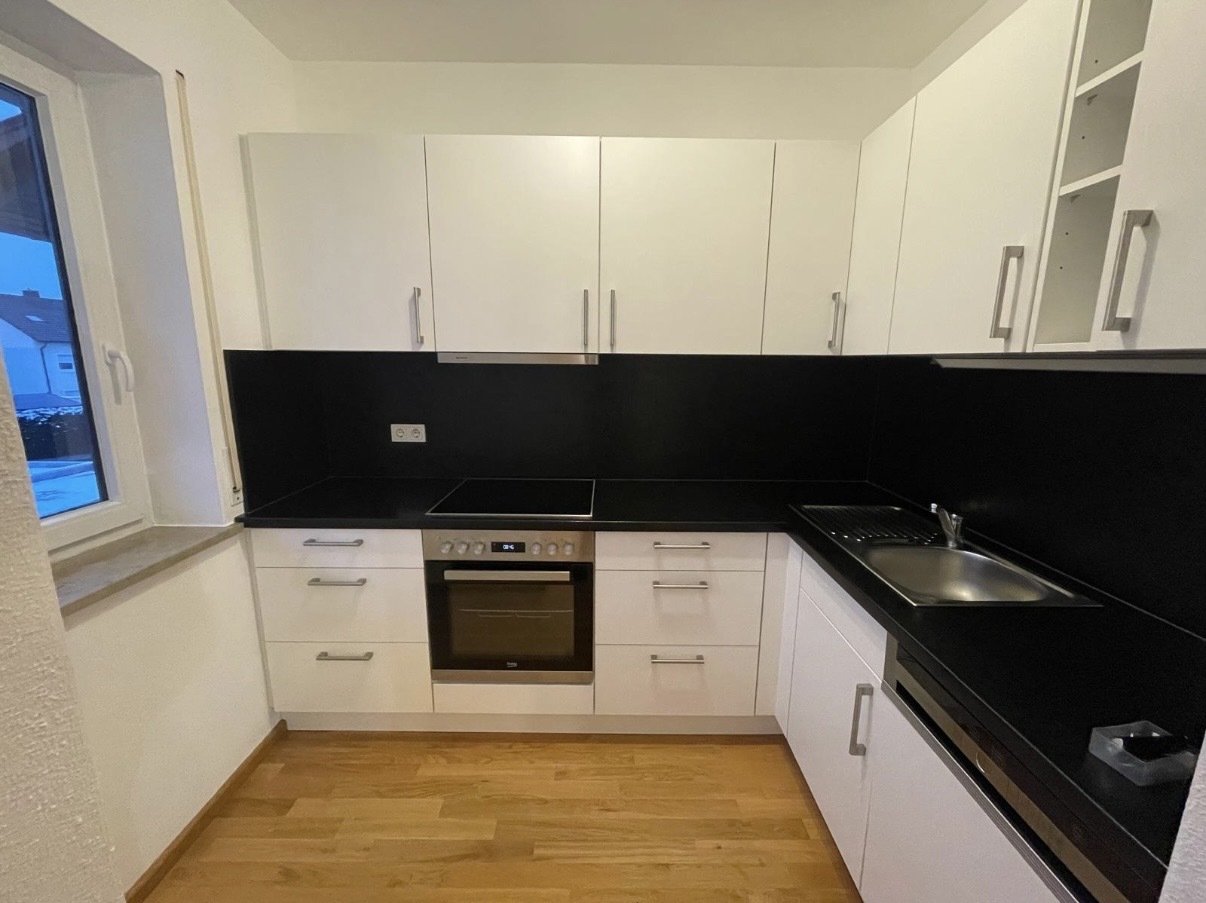 Moderne Küche mit funktionaler U-Form und hochwertigem Elektrogeräte-Standard