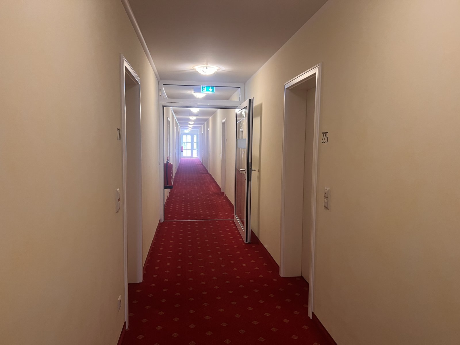 Durchdachte Flurgestaltung mit Brandschutz- und Fluchtweg-Elementen