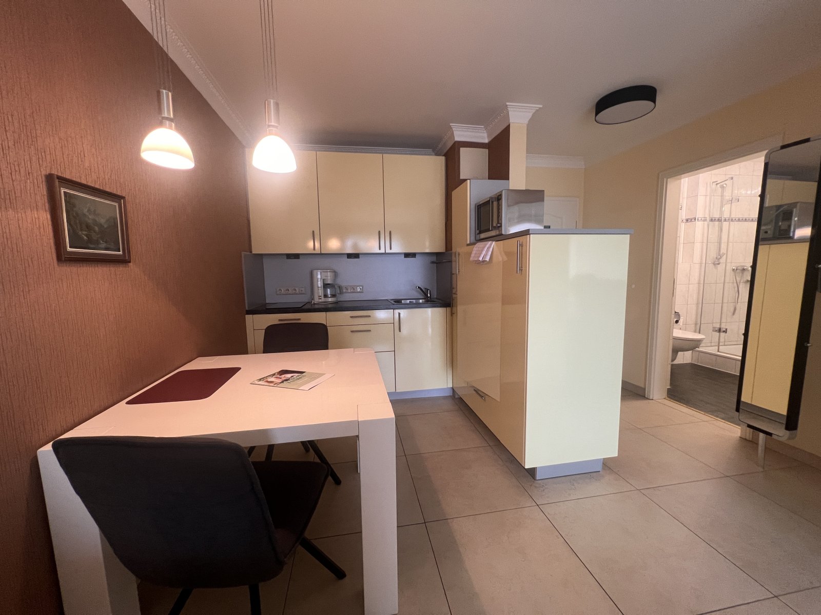 Offene Küchenzeile mit integriertem Stauraum und moderner Ausstattung