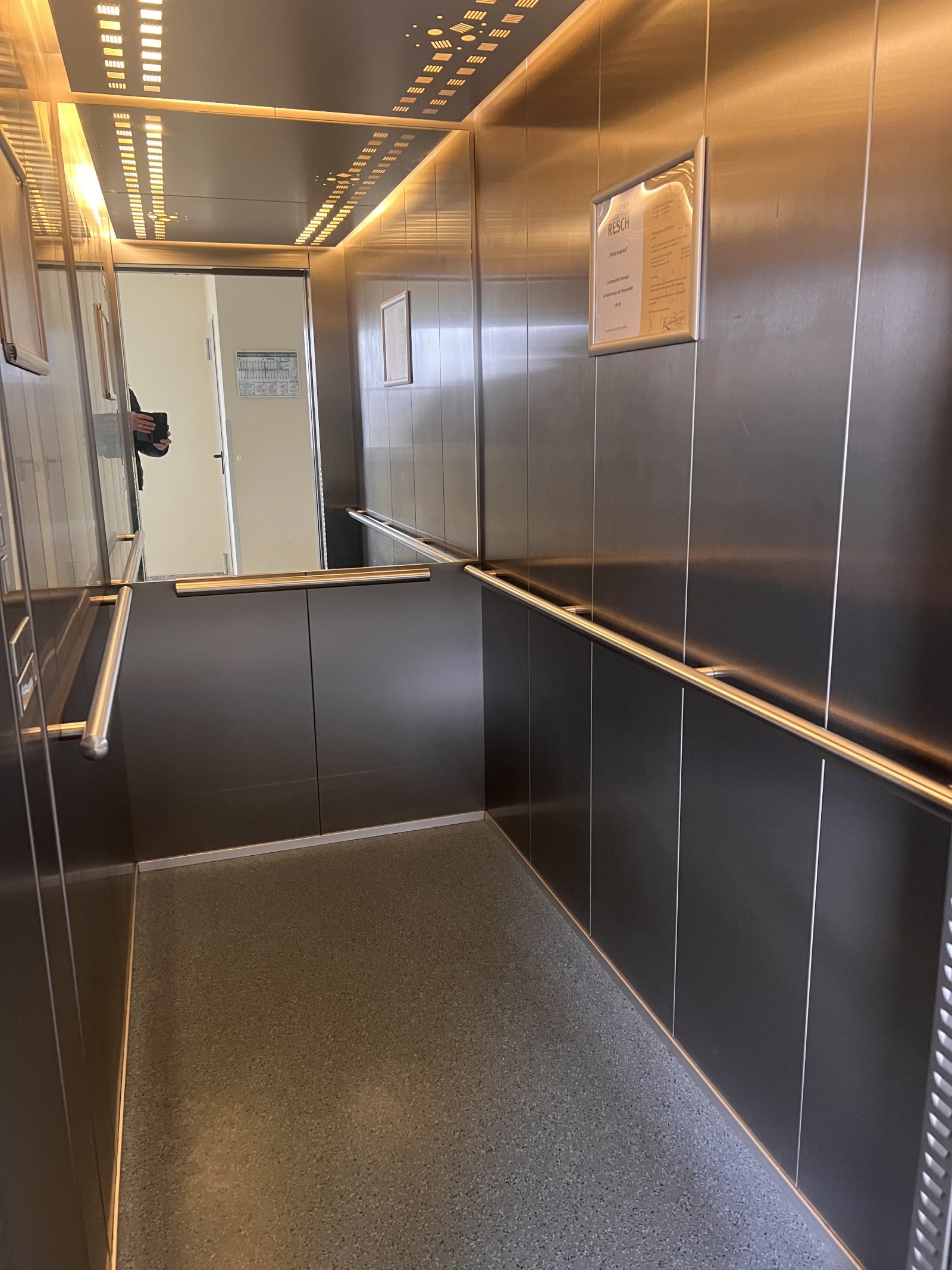 Moderne, funktionale Aufzugsinnenraum mit hochwertiger Edelstahloptik