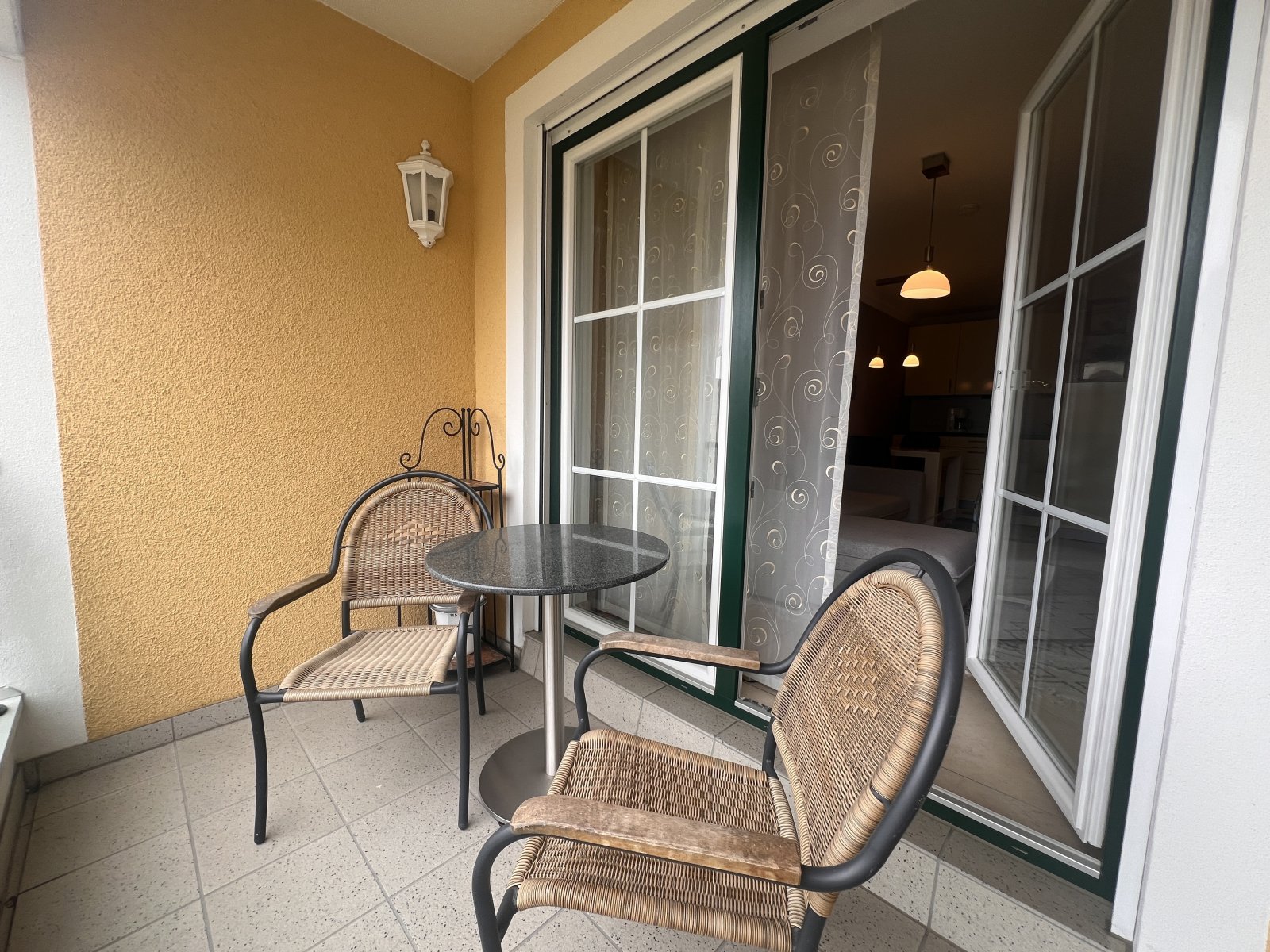 Gemütlicher Balkon mit Sitzbereich und durchdachter Raumaufteilung