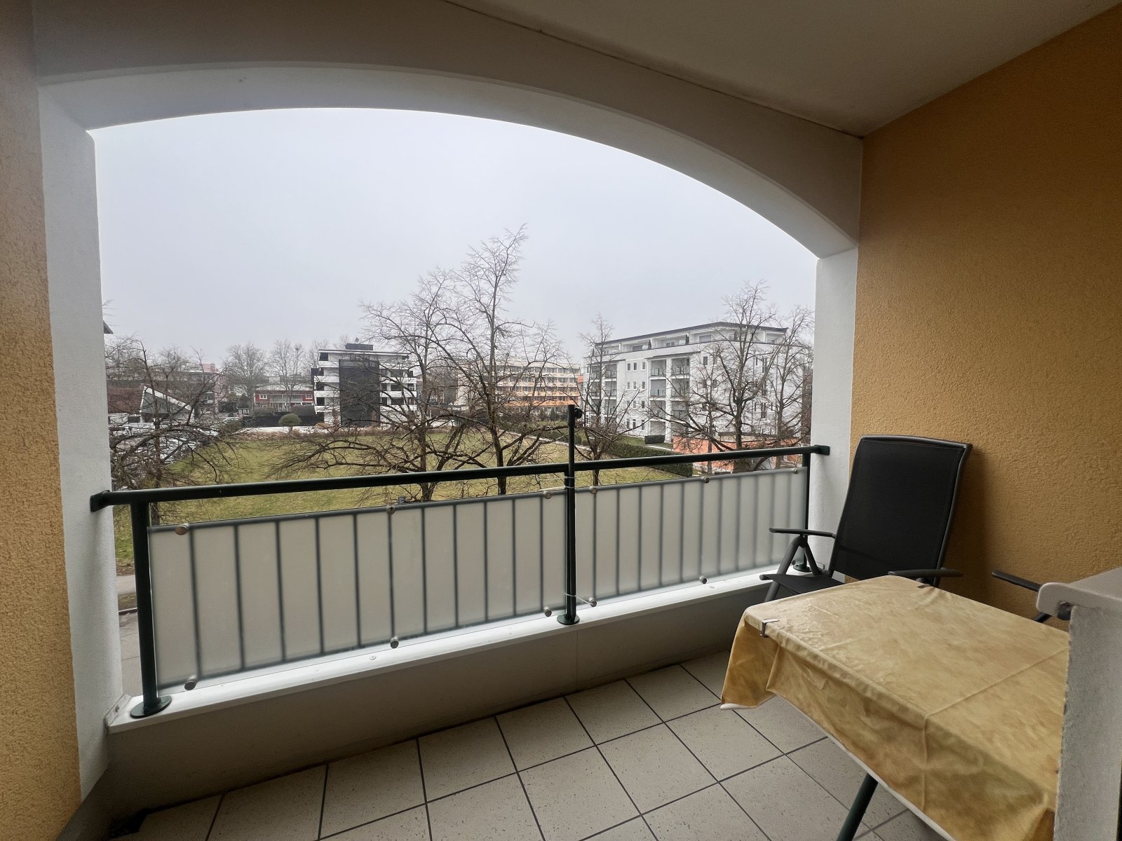 Gemütlicher Balkon mit Blick ins Grüne und durchdachter Raumaufteilung