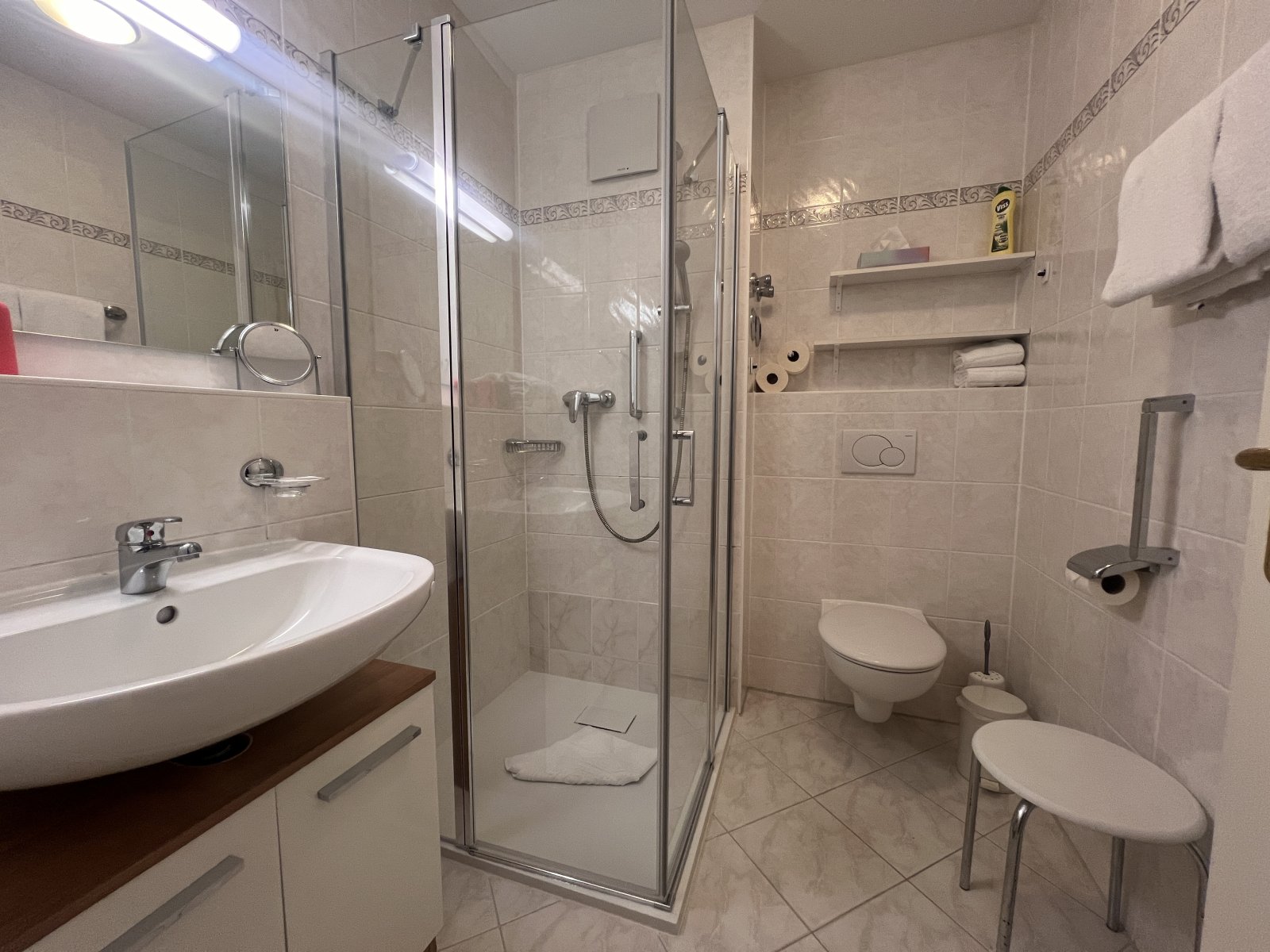 Hochwertiges Duschbad mit praktischer Raumaufteilung und viel Stauraum