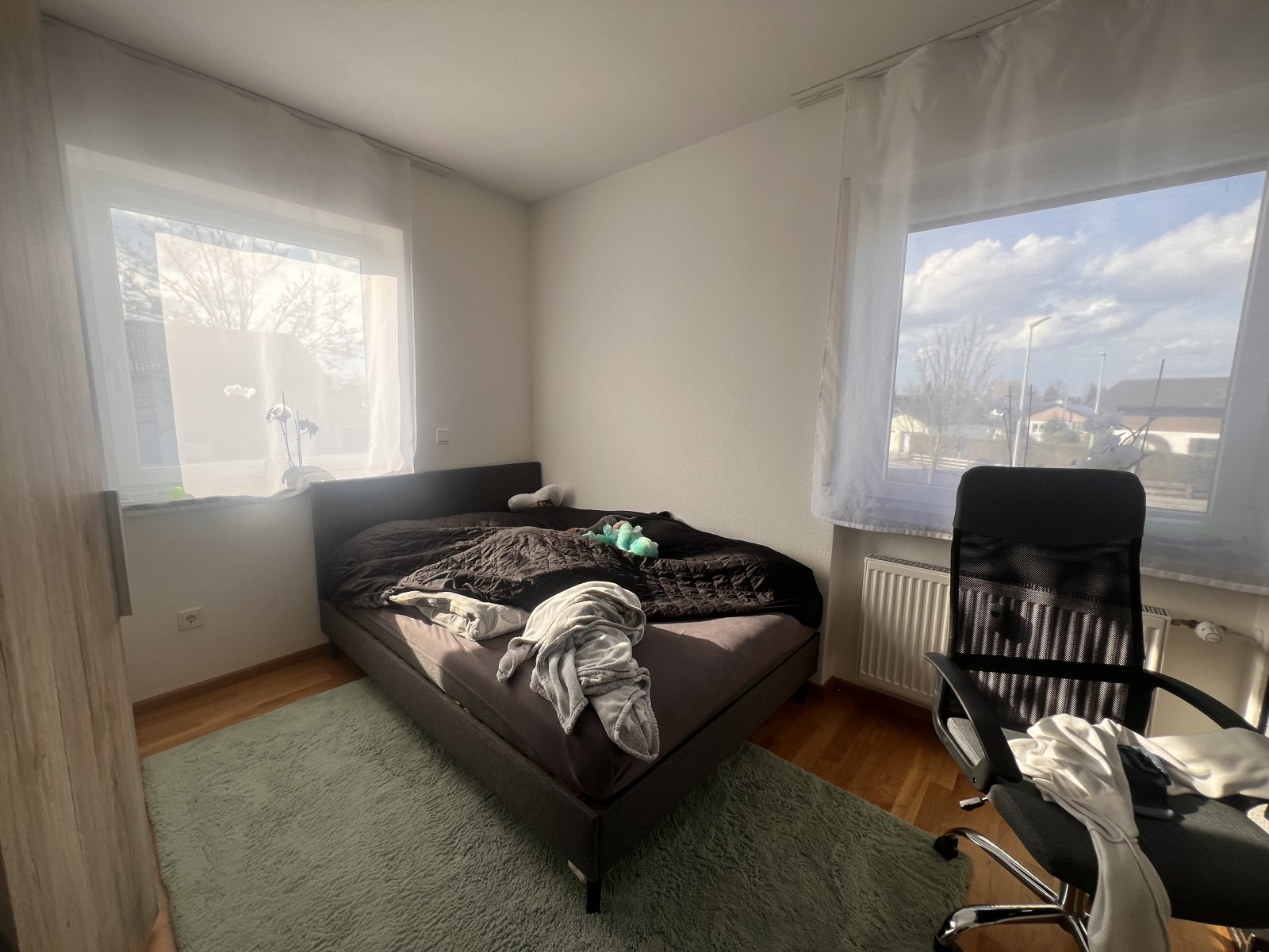 Helles Schlafzimmer mit Panoramafenstern und Wärmeregelung