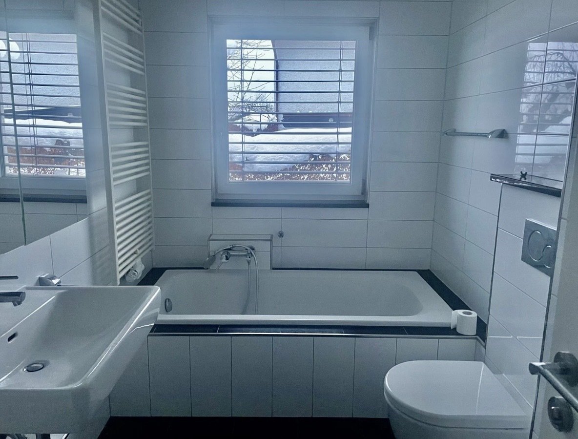 Modernes Badezimmer mit Wanne, Dusche und Fenster