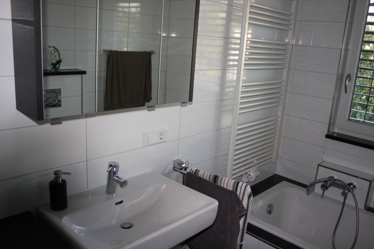 Bad mit Dusche und Wanne