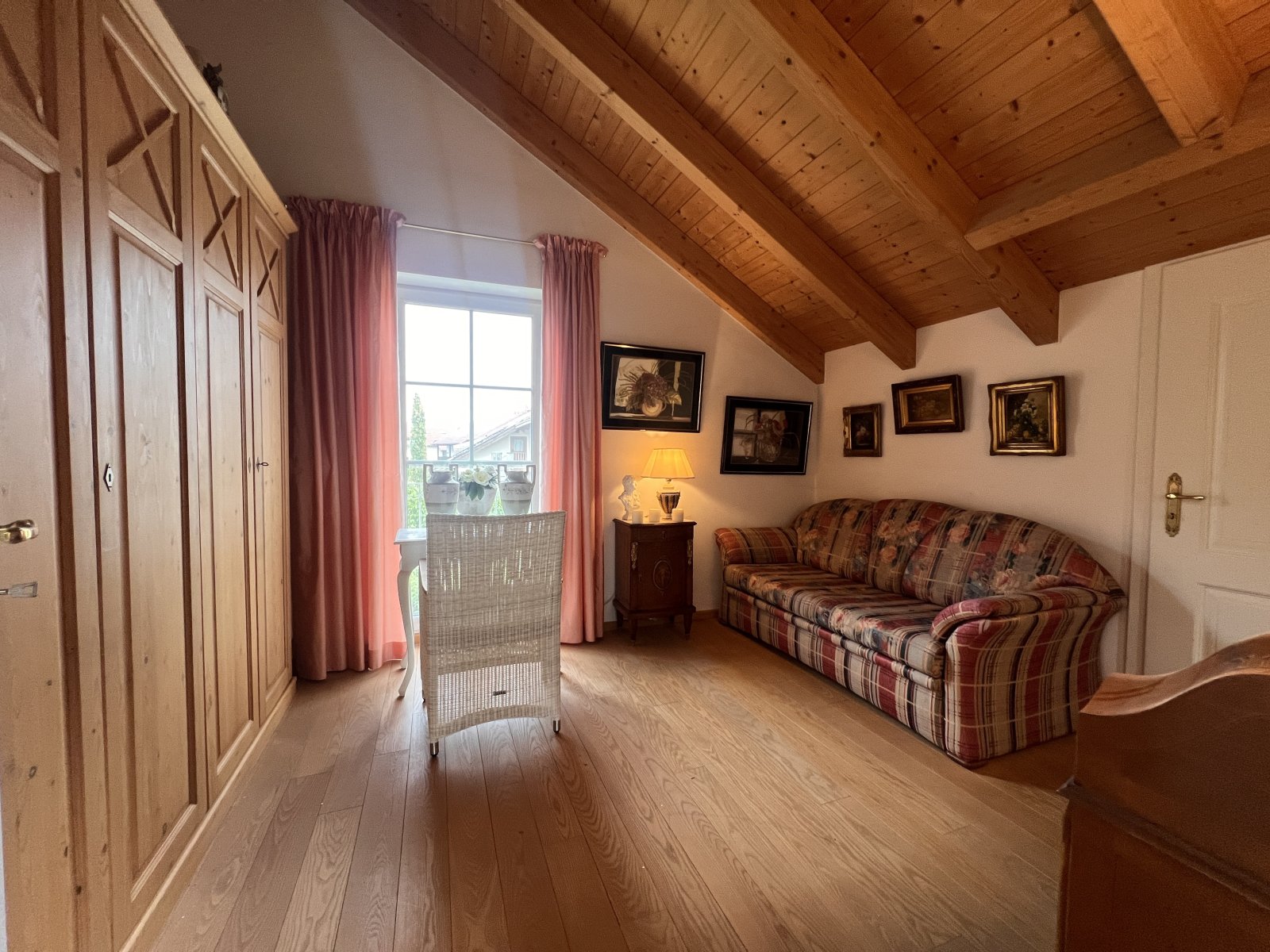 Schlafzimmer mit Holzbalkendecke und direktem Balkonzugang Schlafzimmer mit Holzbalkendecke und direktem Balkonzugang