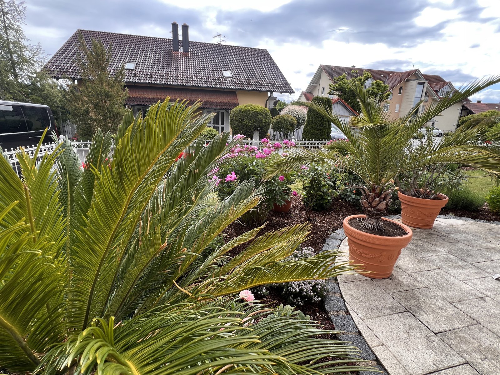 Terrassenanlage mit gepflastertem Belag und direktem Gartenanbindung Terrassenanlage mit gepflastertem Belag und direktem Gartenanbindung