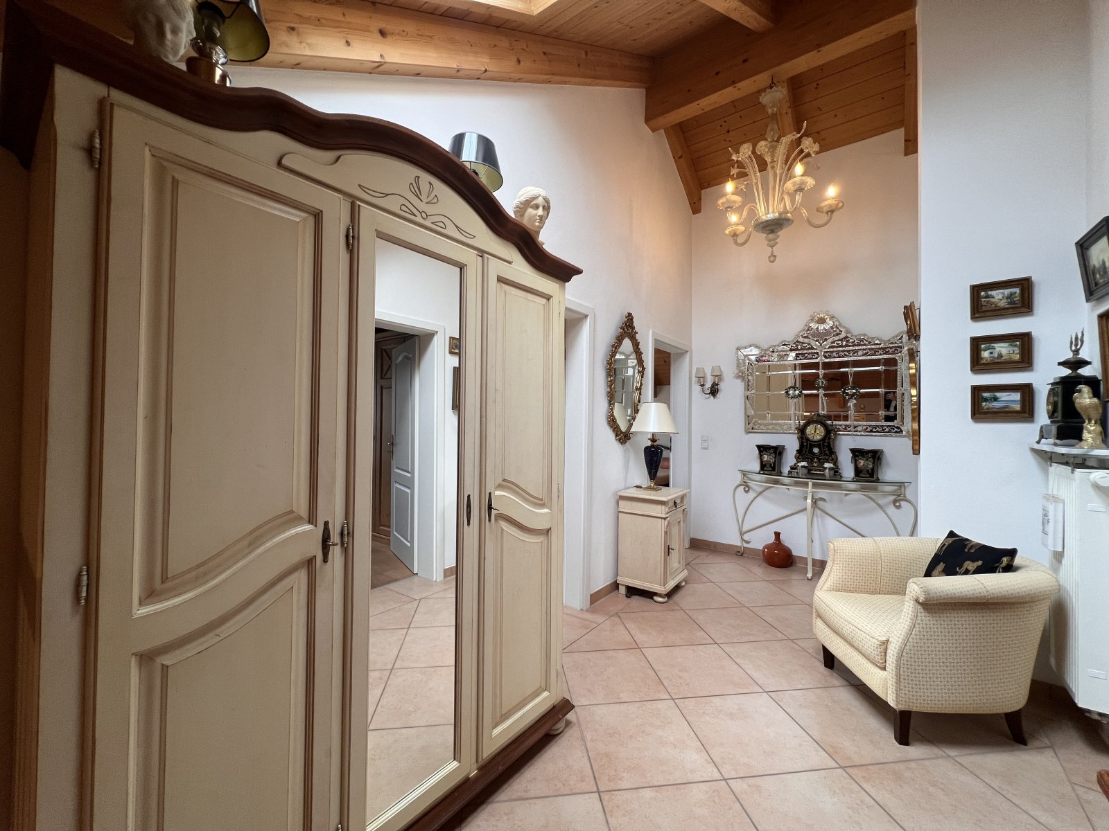 Repräsentative Eingangshalle mit Holzbalkendecke und vielfältigen Raumverbindungen Repräsentative Eingangshalle mit Holzbalkendecke und vielfältigen Raumverbindungen