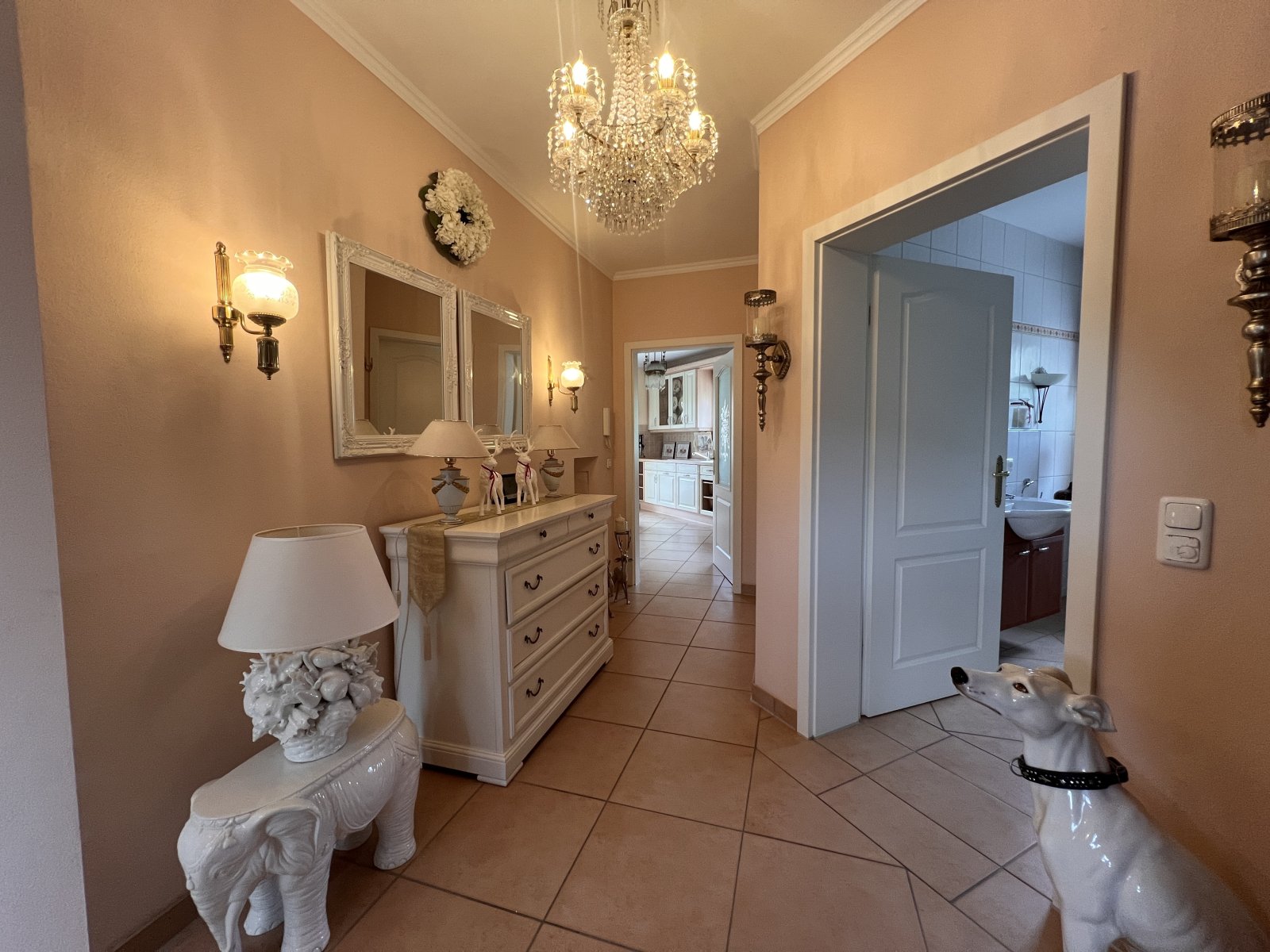 Elegantes Badezimmer mit Doppelwaschtisch und edler Kristalleuchte Elegantes Badezimmer mit Doppelwaschtisch und edler Kristalleuchte