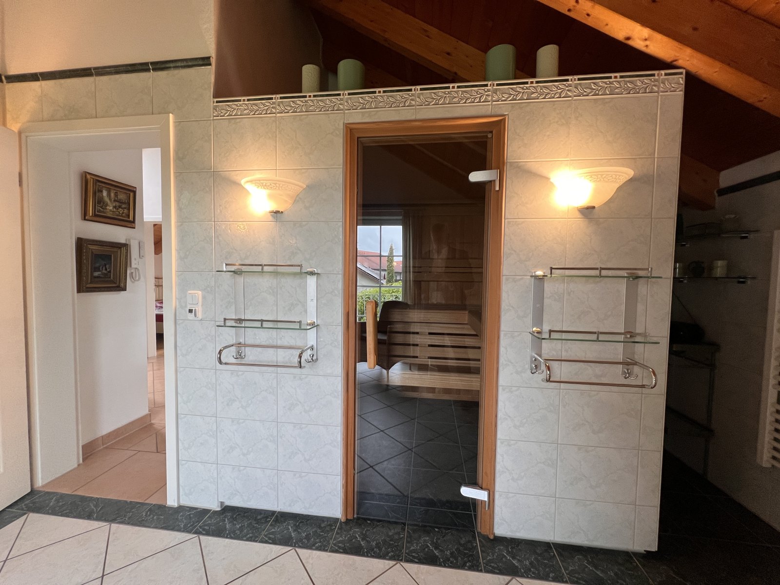 Spa-Bereich mit Dampfdusche, Sauna und hochwertiger Ausstattung Spa-Bereich mit Dampfdusche, Sauna und hochwertiger Ausstattung