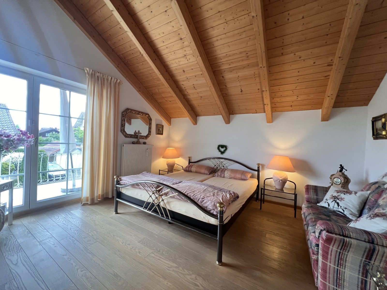 Helles Schlafzimmer mit charaktervoller Holzbalkendecke und Terrassenzugang Helles Schlafzimmer mit charaktervoller Holzbalkendecke und Terrassenzugang