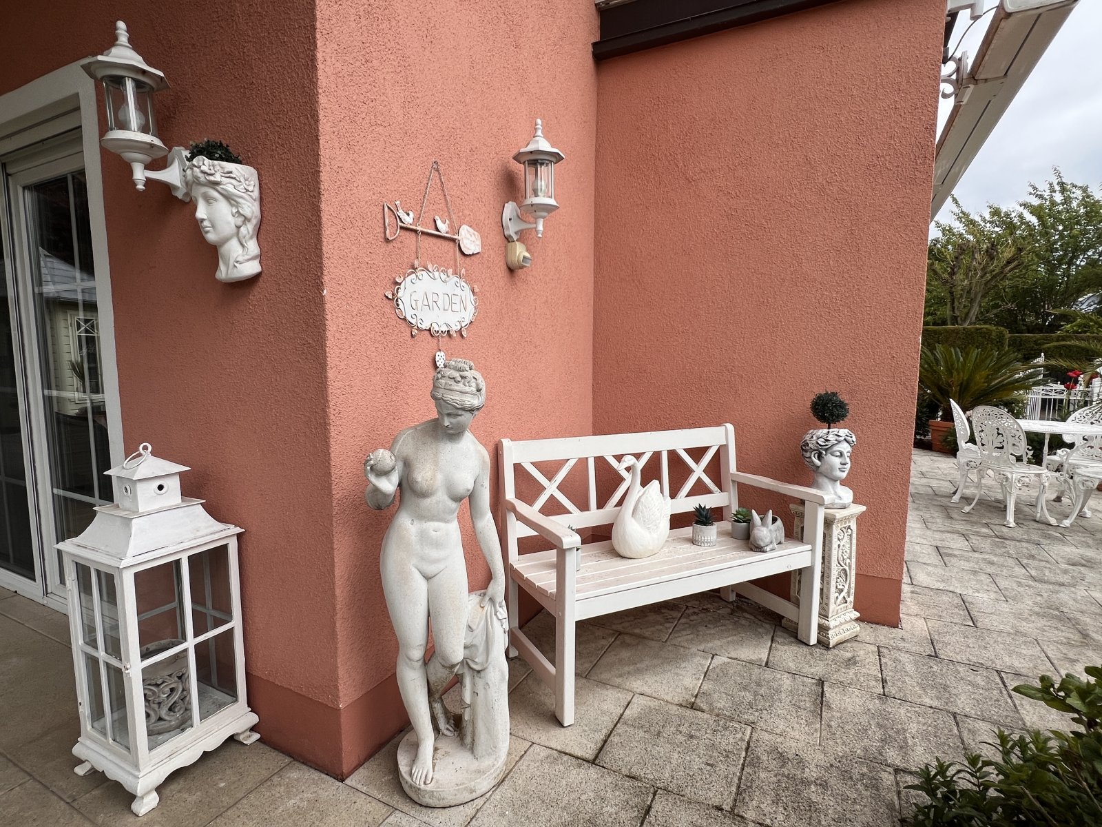 Terrassenbereich mit befestigtem Belag und direktem Hauszugang Terrassenbereich mit befestigtem Belag und direktem Hauszugang