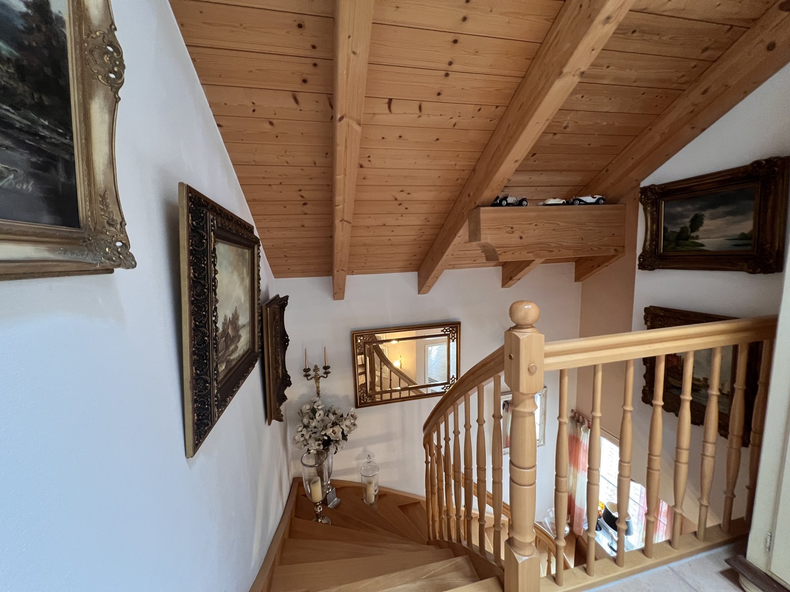 Charaktervolle Galerie mit Holzbalkendecke und eleganter Holztreppe Charaktervolle Galerie mit Holzbalkendecke und eleganter Holztreppe