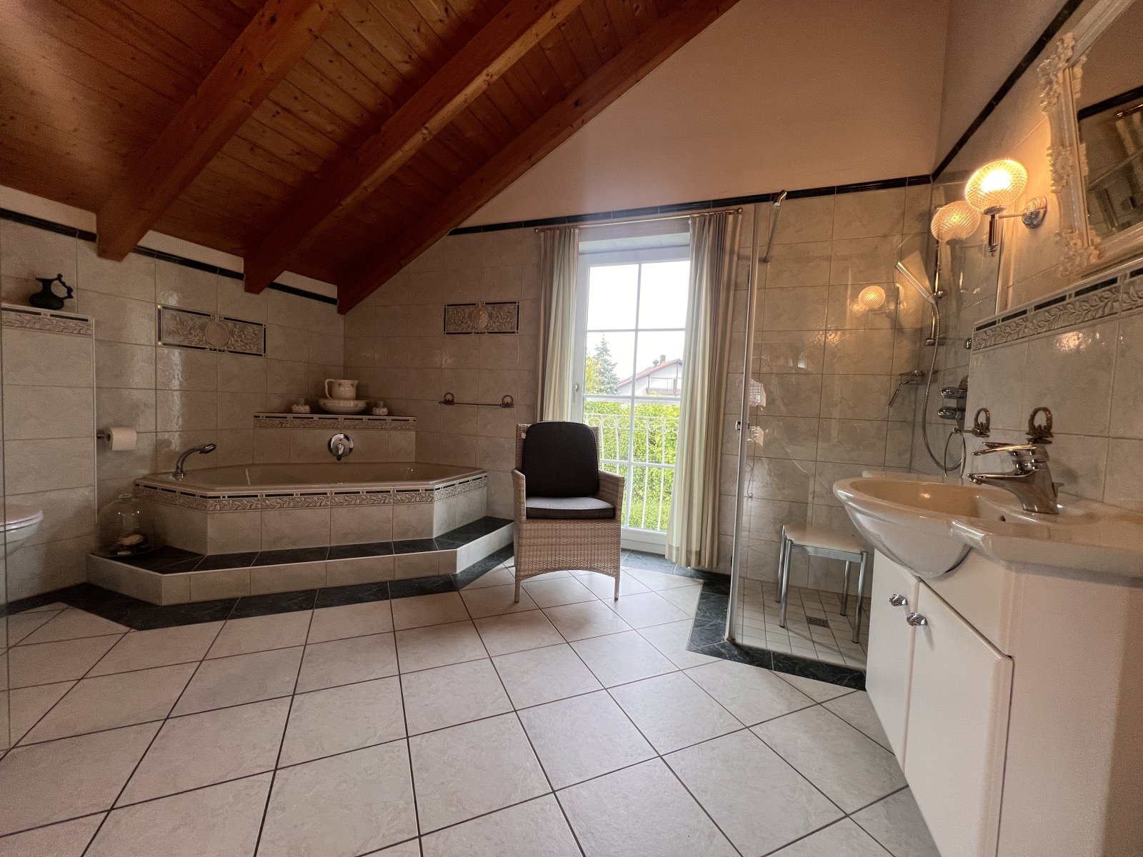 Luxus-Badezimmer mit freistehender Wanne, begehbarer Dusche und Panoramafenster Luxus-Badezimmer mit freistehender Wanne, begehbarer Dusche und Panoramafenster