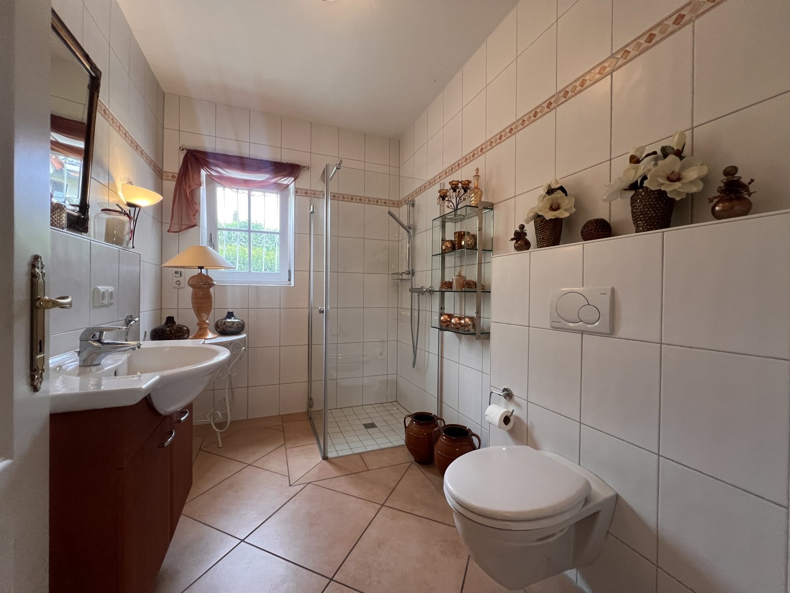 Modernes Badezimmer mit begehbarer Dusche und praktischen Stauraum-Lösungen Modernes Badezimmer mit begehbarer Dusche und praktischen Stauraum-Lösungen