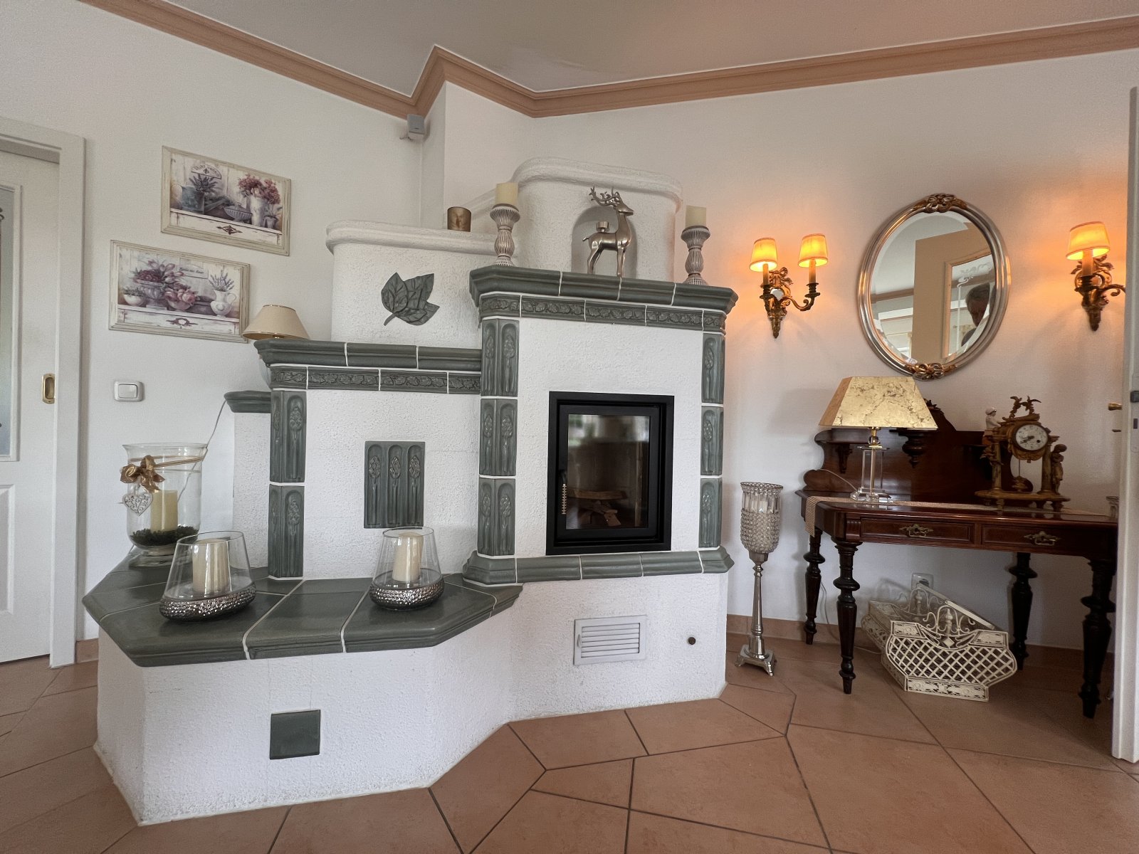 Wohnzimmer mit charaktervoller Kaminanlage und eleganten Kachelelementen Wohnzimmer mit charaktervoller Kaminanlage und eleganten Kachelelementen