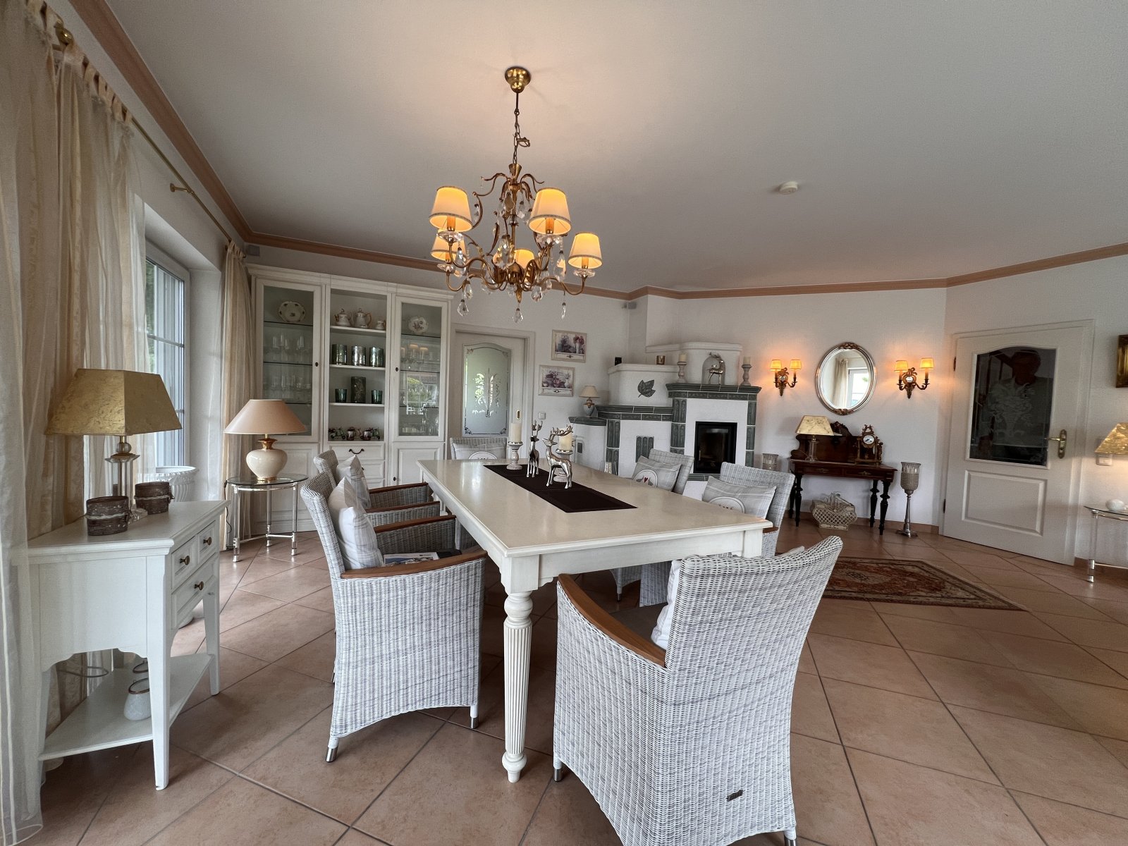 Elegantes Wohnzimmer mit offener Raumgestaltung und Kaminanlage Elegantes Wohnzimmer mit offener Raumgestaltung und Kaminanlage
