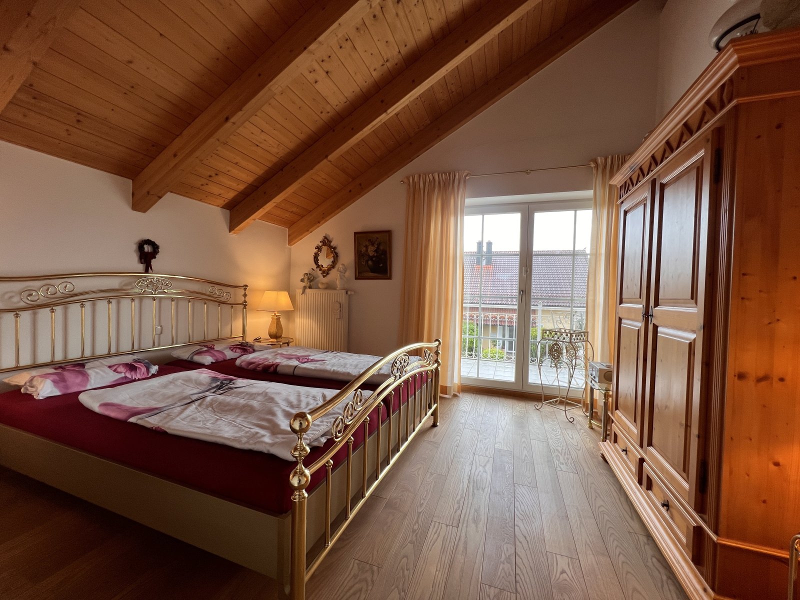 Komfortables Hauptschlafzimmer mit Holzbalkendecke und Balkonzugang Komfortables Hauptschlafzimmer mit Holzbalkendecke und Balkonzugang