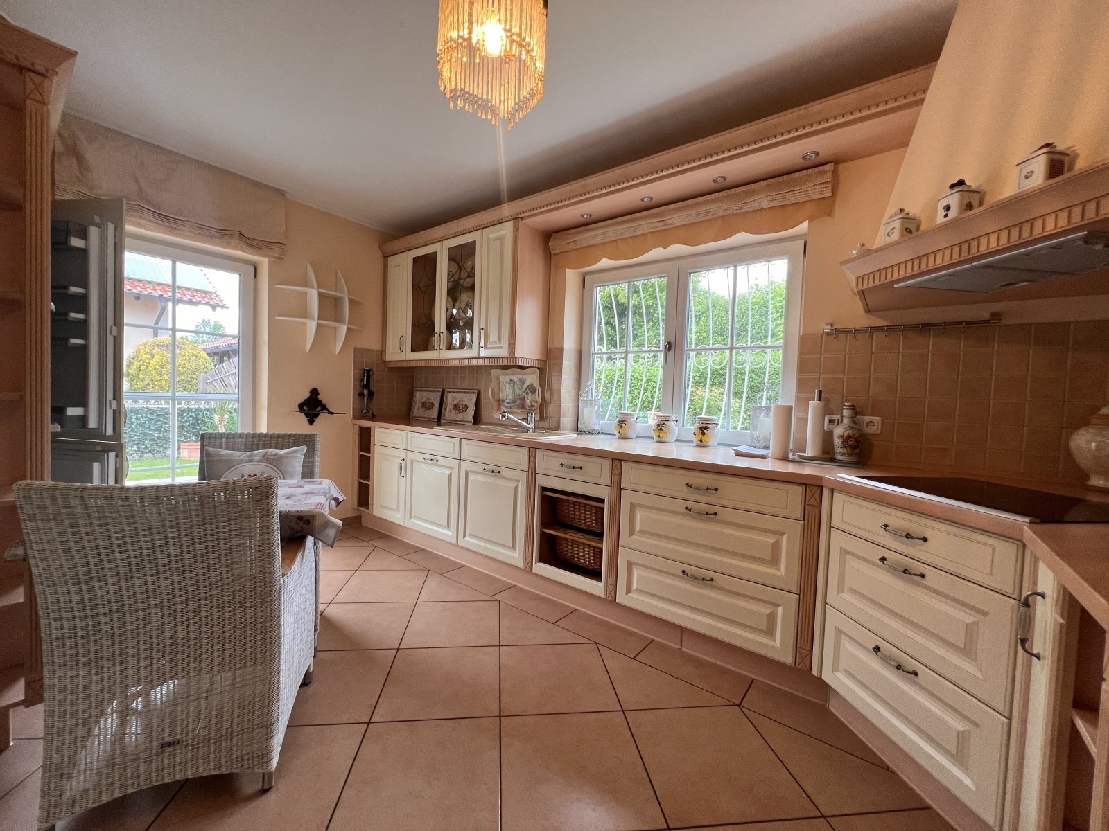 Küche mit reichlich Stauraum und vielfältigen Arbeitsflächen Küche mit reichlich Stauraum und vielfältigen Arbeitsflächen