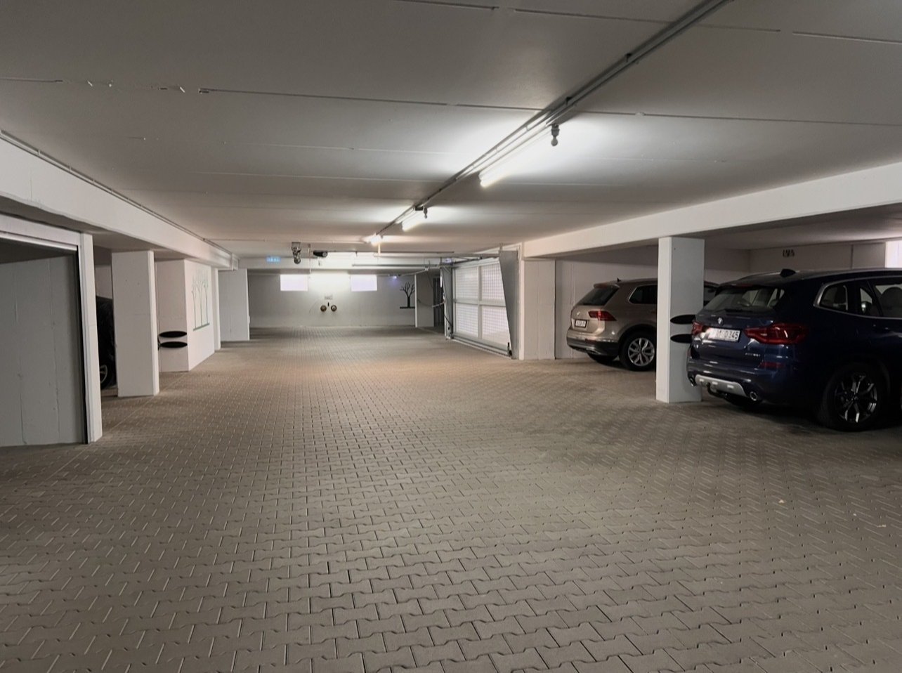 Tiefgarage mit optimaler Raumaufteilung und moderner LED-Beleuchtung